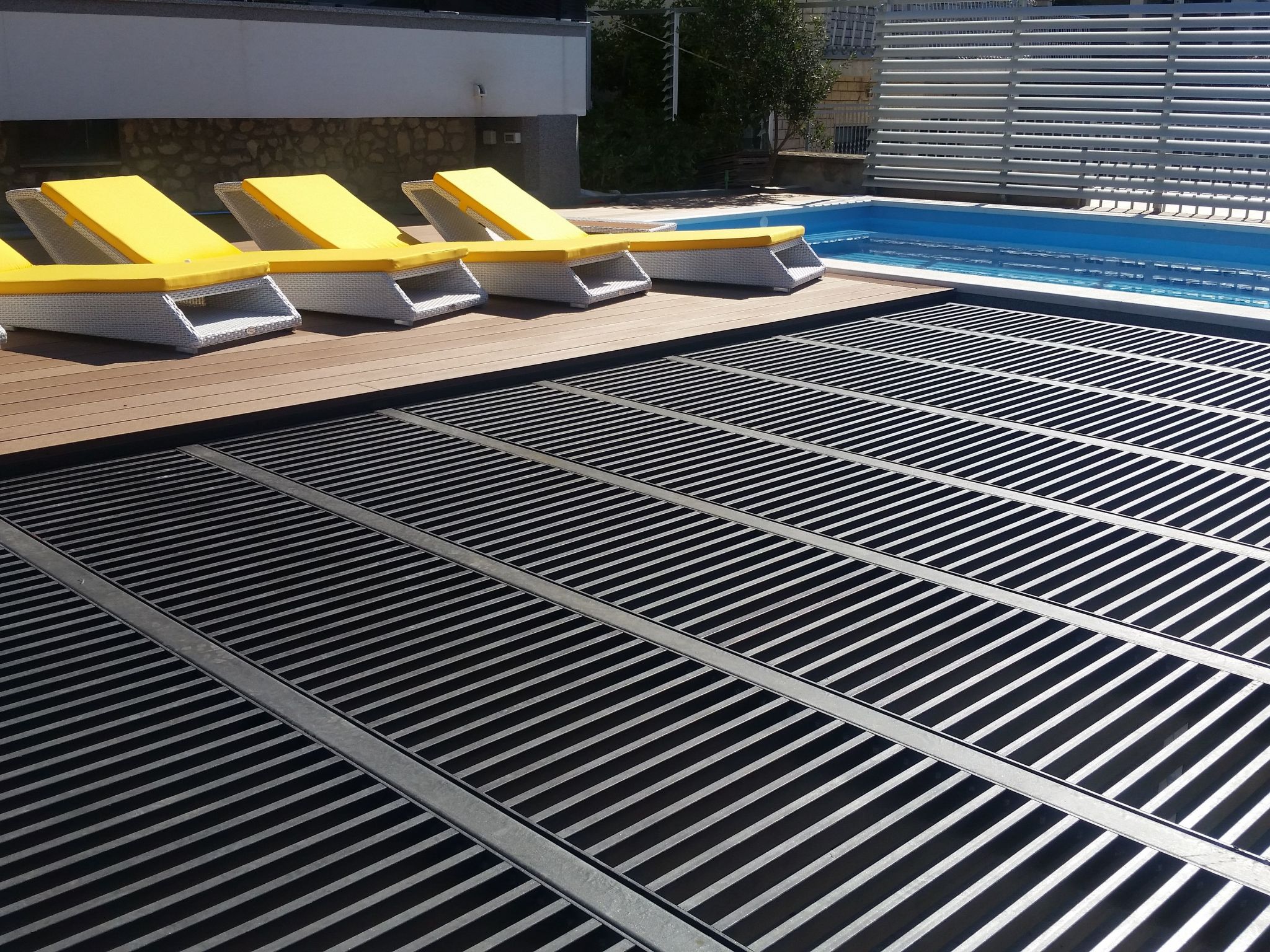 Charmantes Ferienhaus mit grünem Garten-Draußen