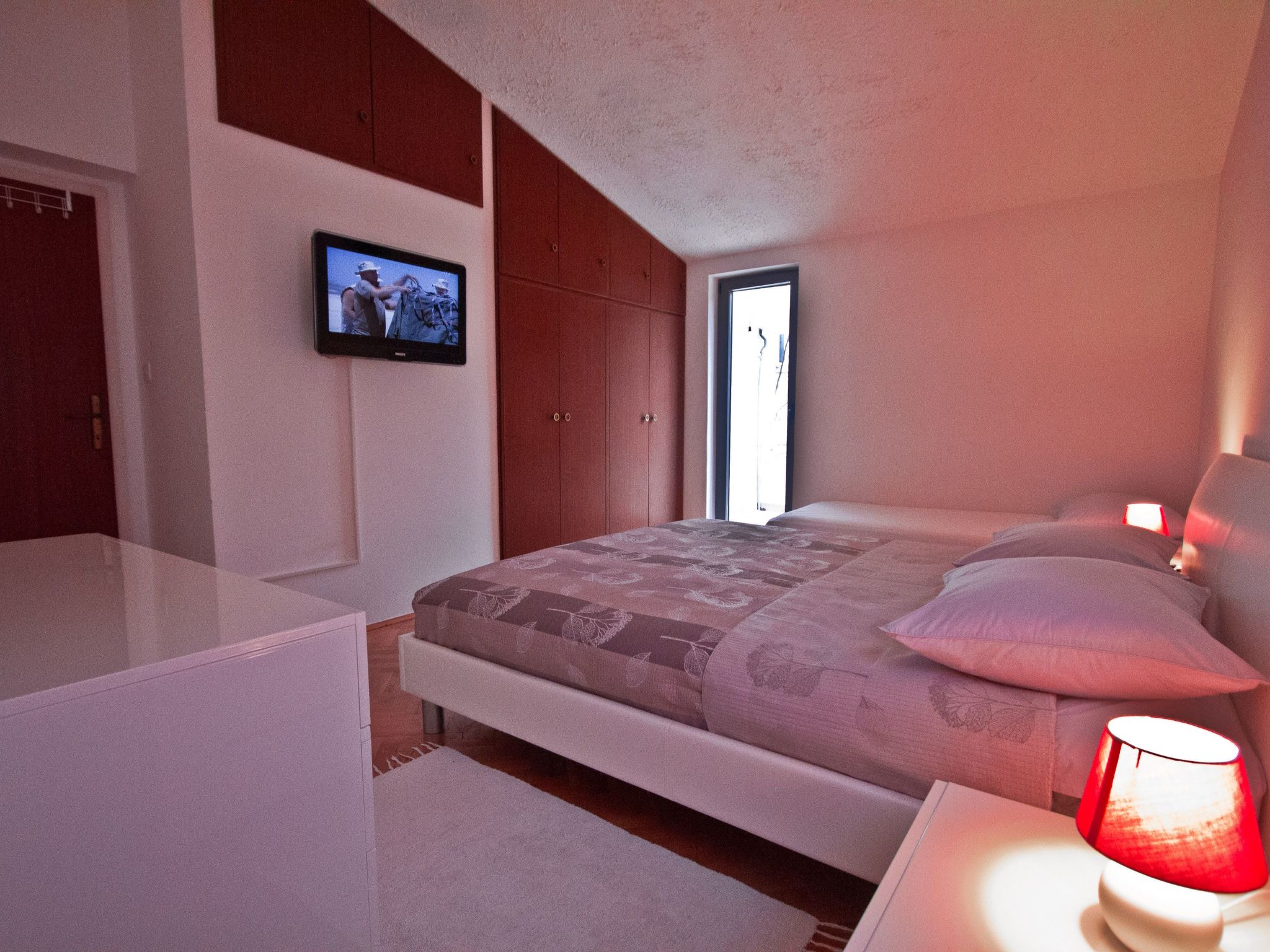 Charmantes Ferienhaus mit grünem Garten-Drinnen