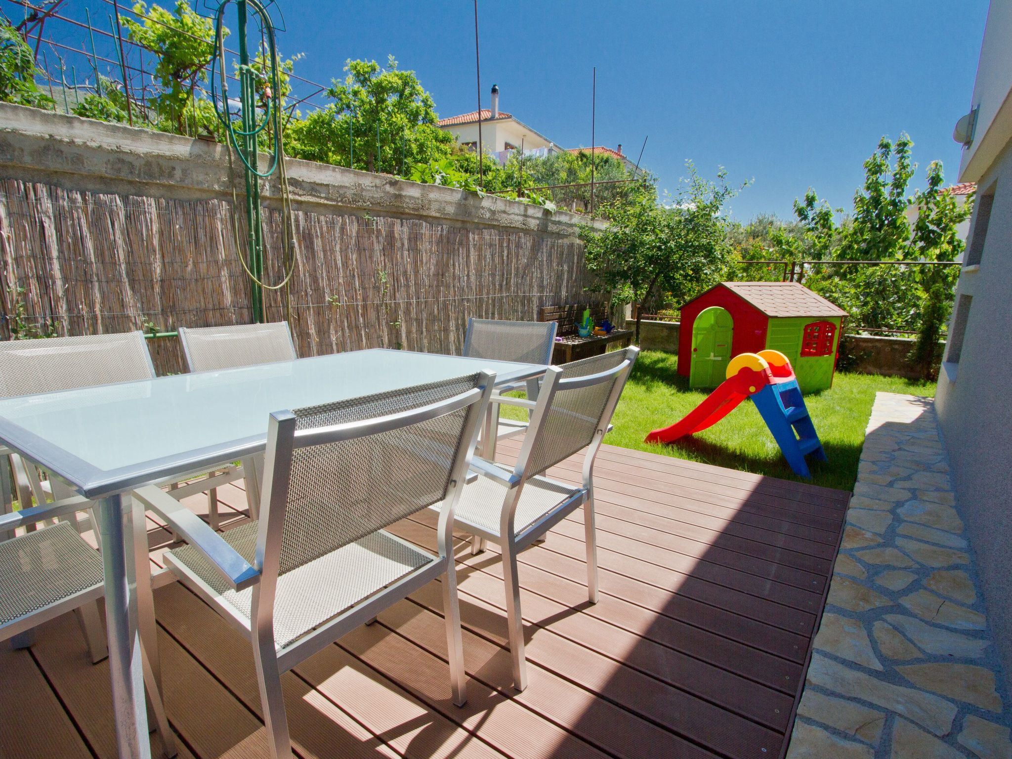 Charmantes Ferienhaus mit grünem Garten-Image-tags.info