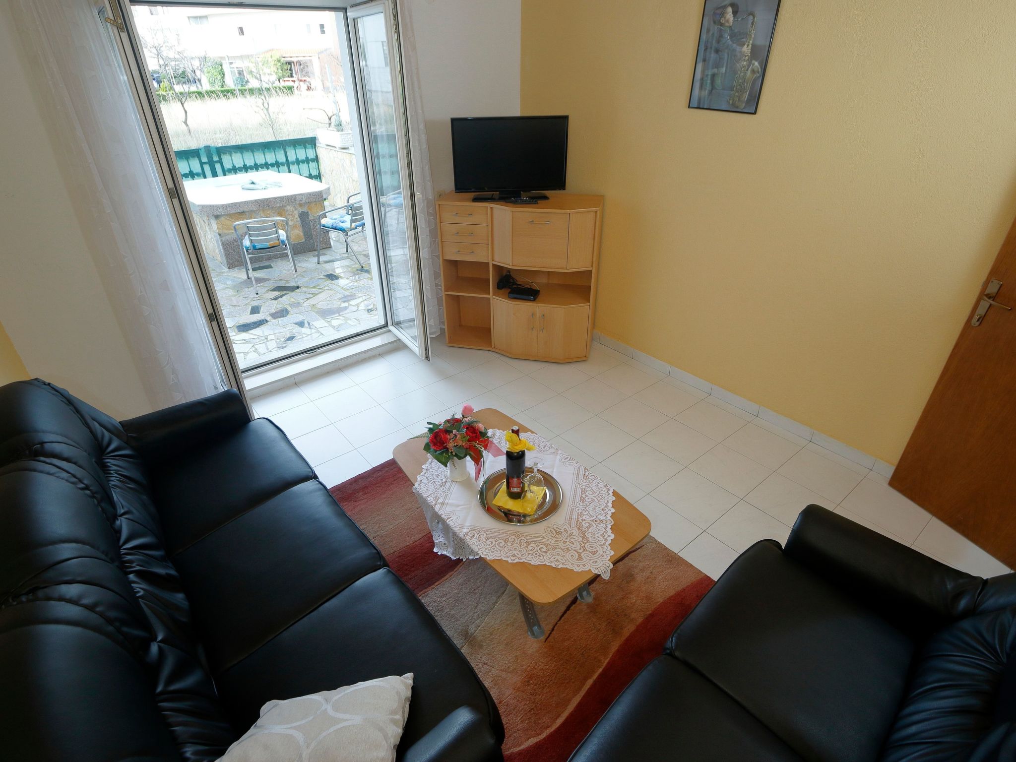 für sechs Personen mit Terrasse — Living Room (3 of 12)