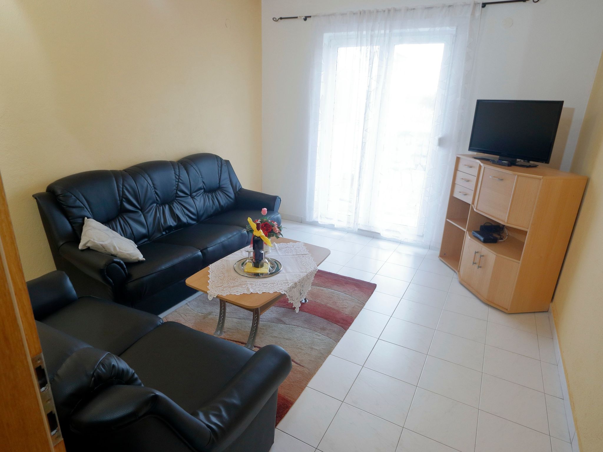 für sechs Personen mit Terrasse — Living Room (4 of 12)