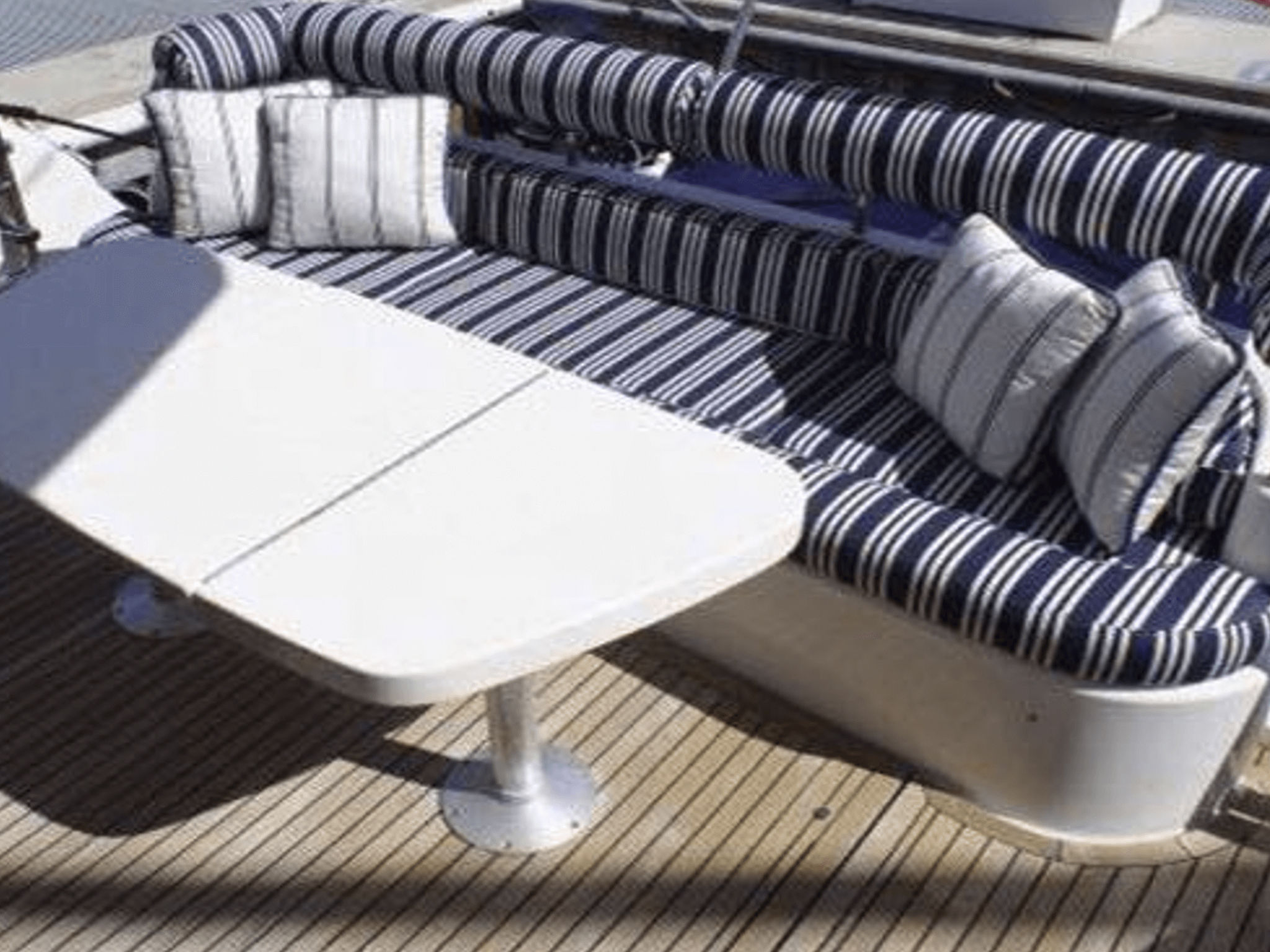 Hausboot mit Blick auf das Wasser — Living Room (5 of 7)