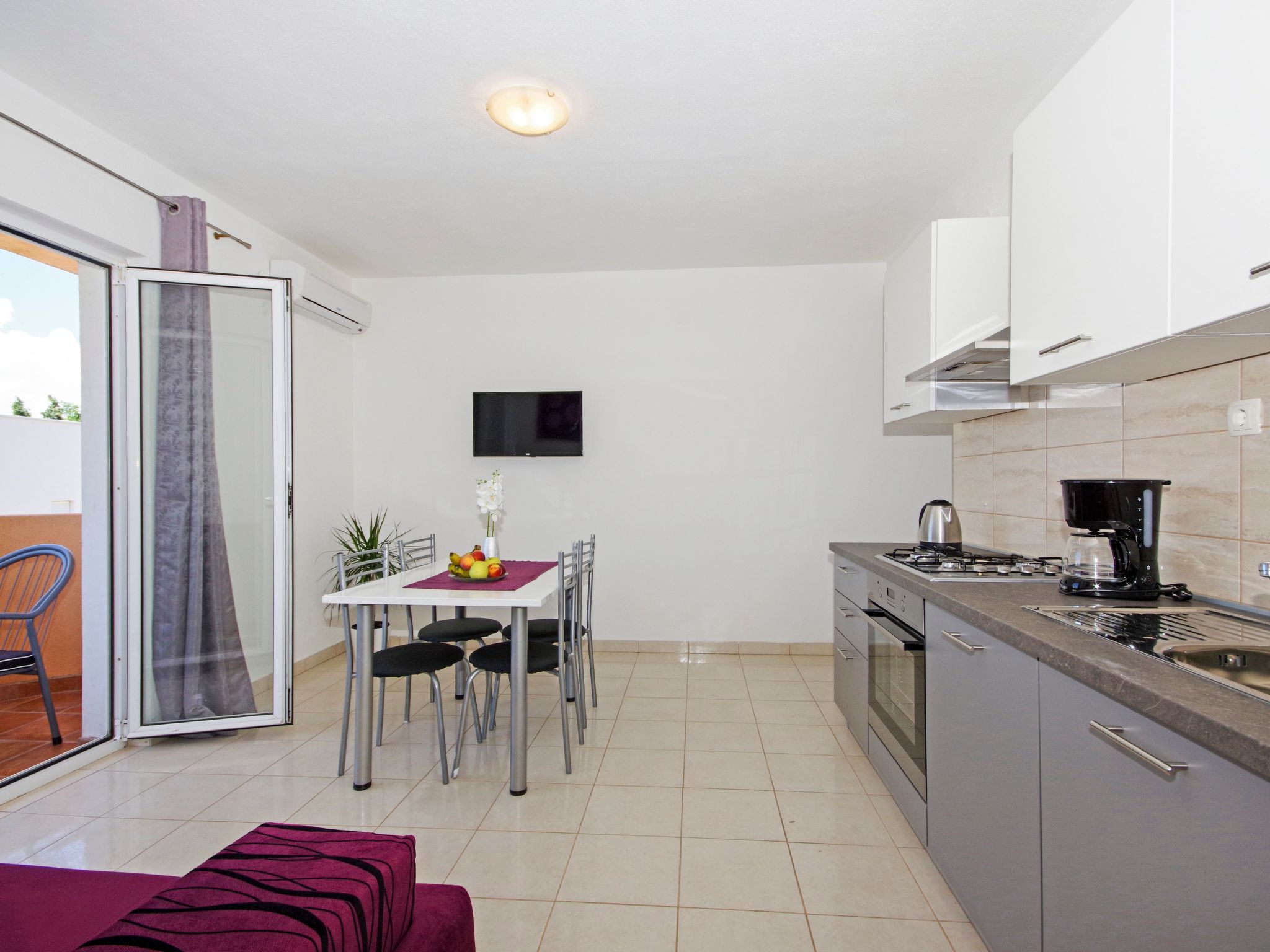 Für 4 Personen ca. 40 m&sup2; in Podstrana, Dalmatien (Gespanschaft Split-Dalma-Image-tags.info