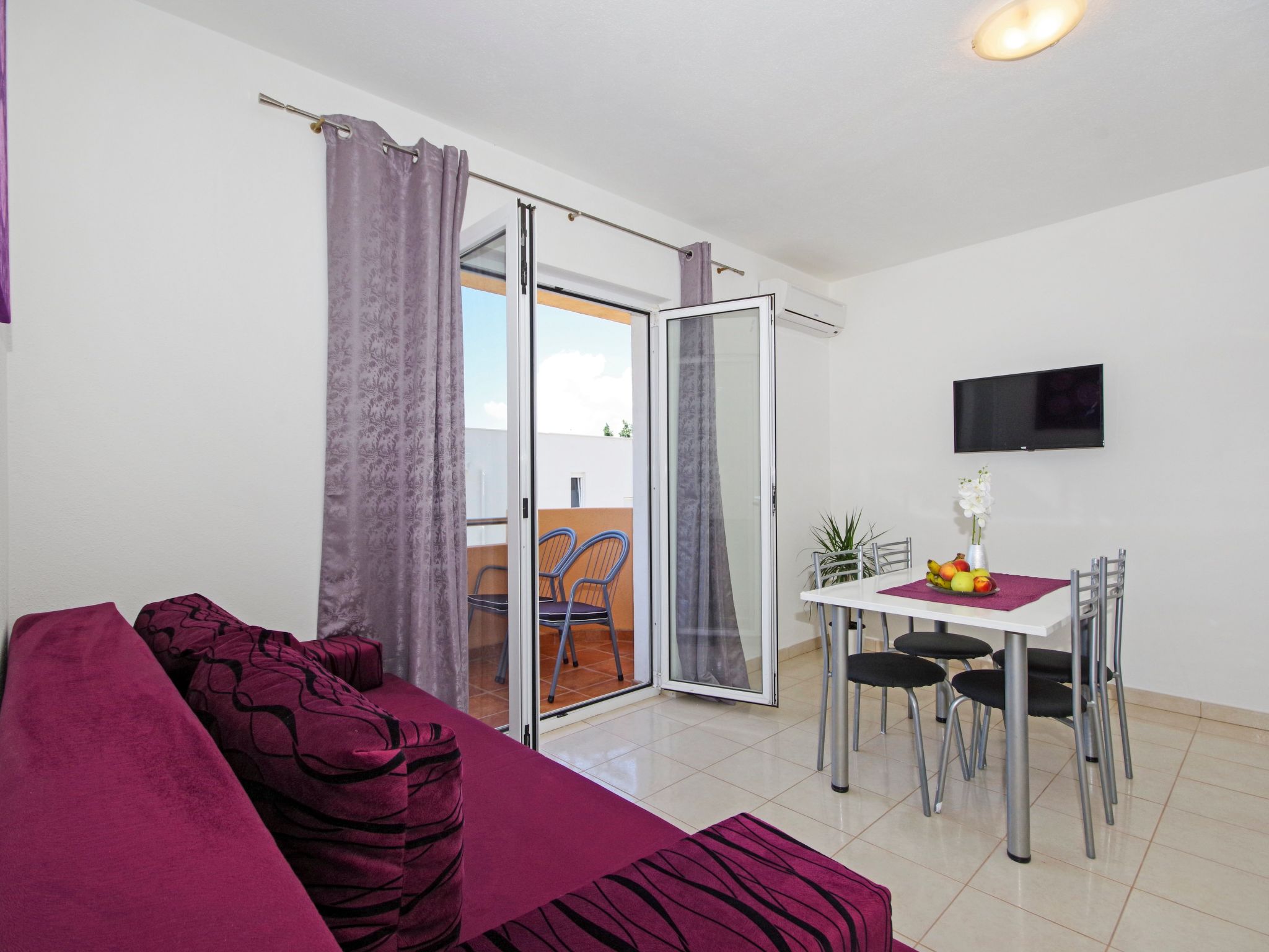 Für 4 Personen ca. 40 m&sup2; in Podstrana, Dalmatien (Gespanschaft Split-Dalma-Image-tags.info