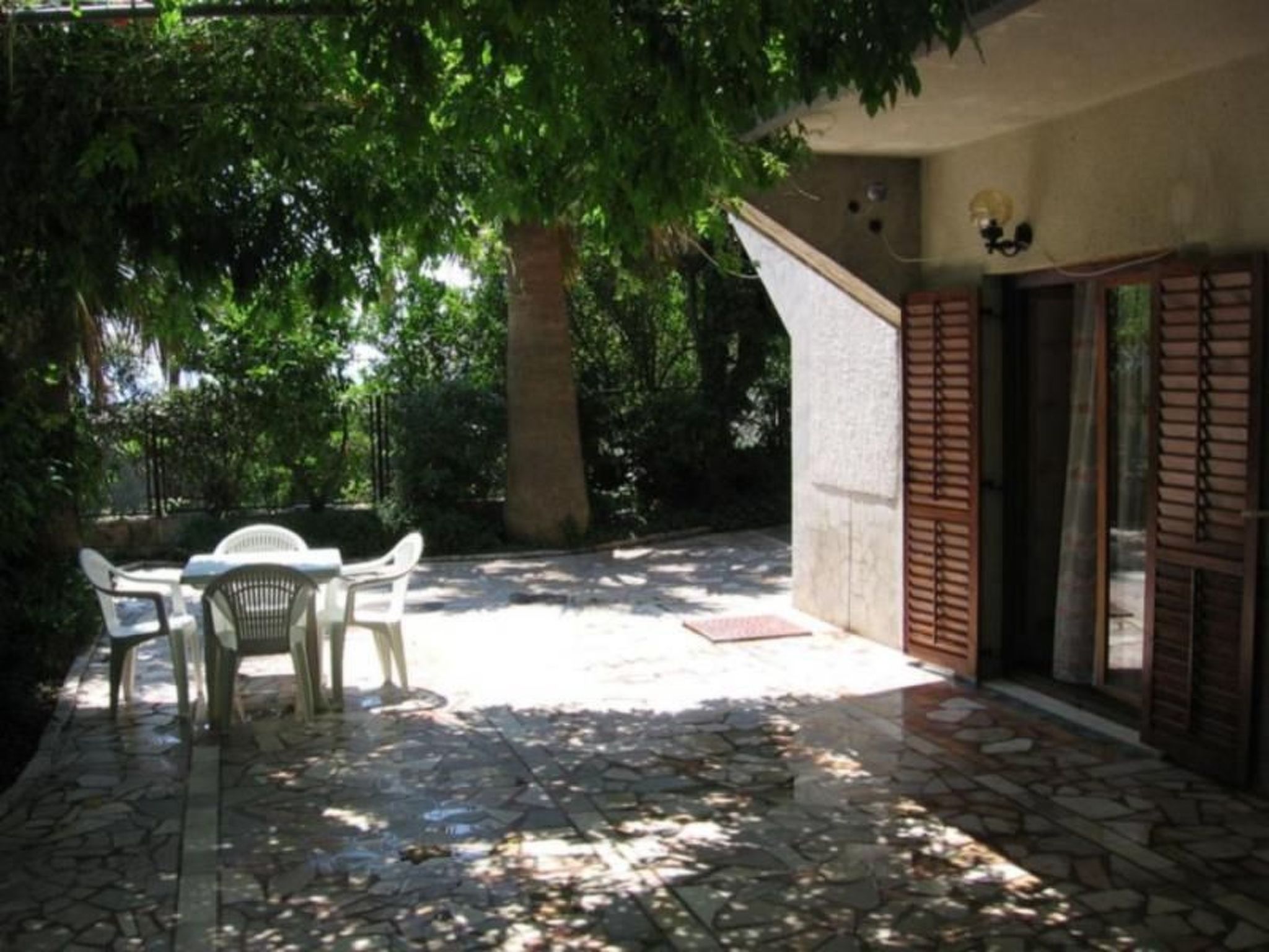 Mit Privatparkplatz-Dedans