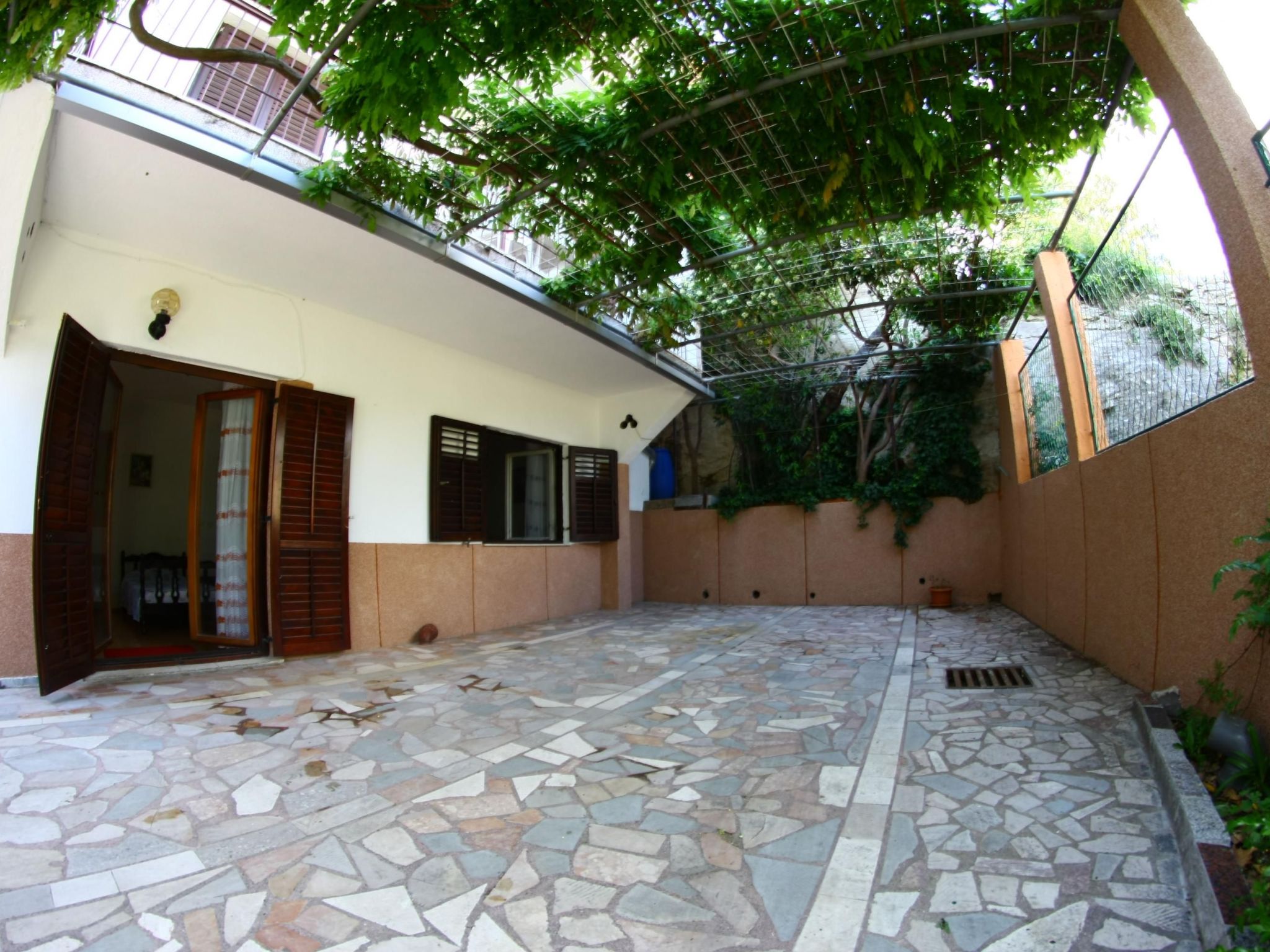 Mit Privatparkplatz-Dedans