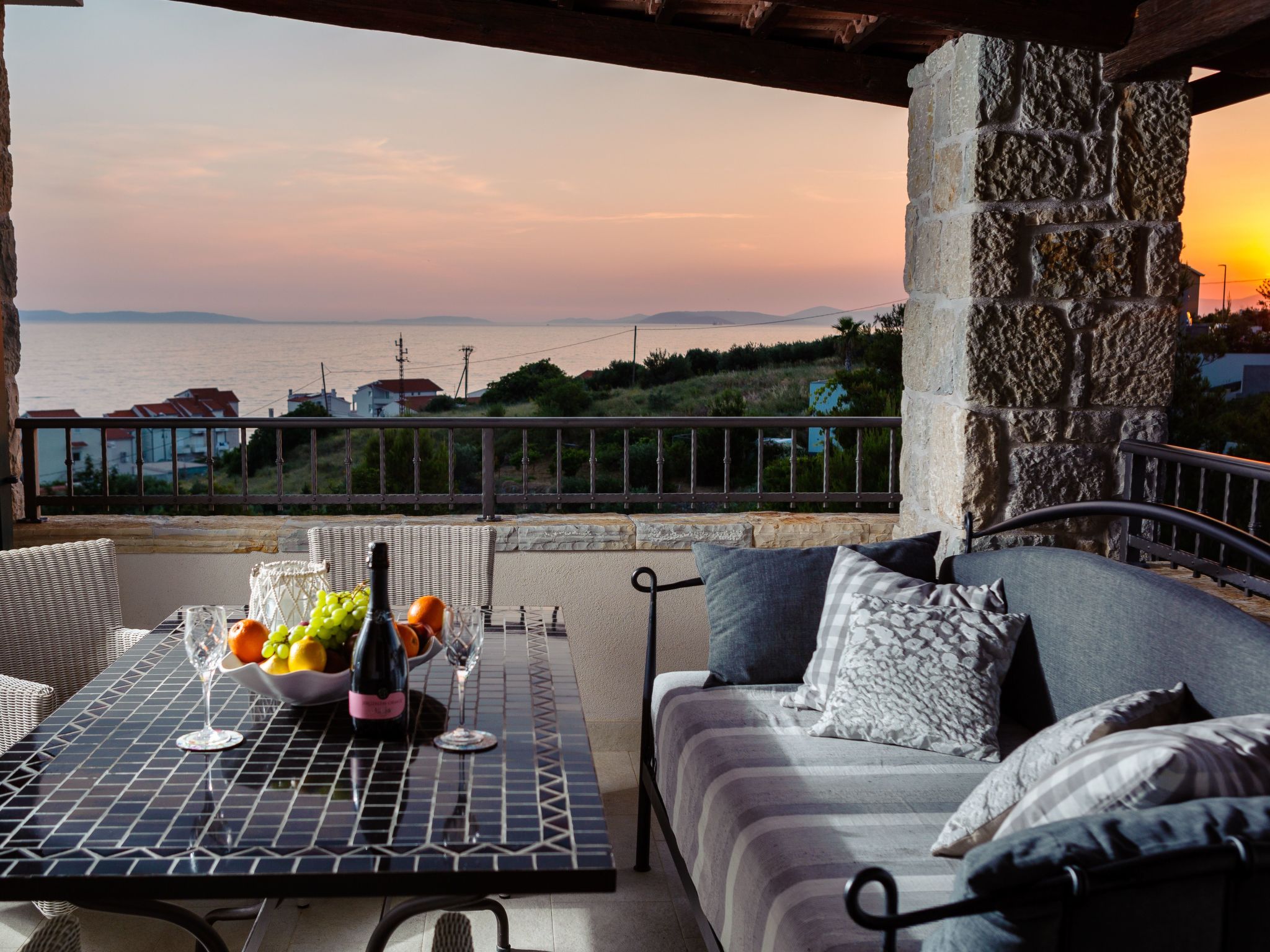 Luxuriöse Steinvilla mit privatem Swimmingpool und herrlichem Meerblick-Drinnen