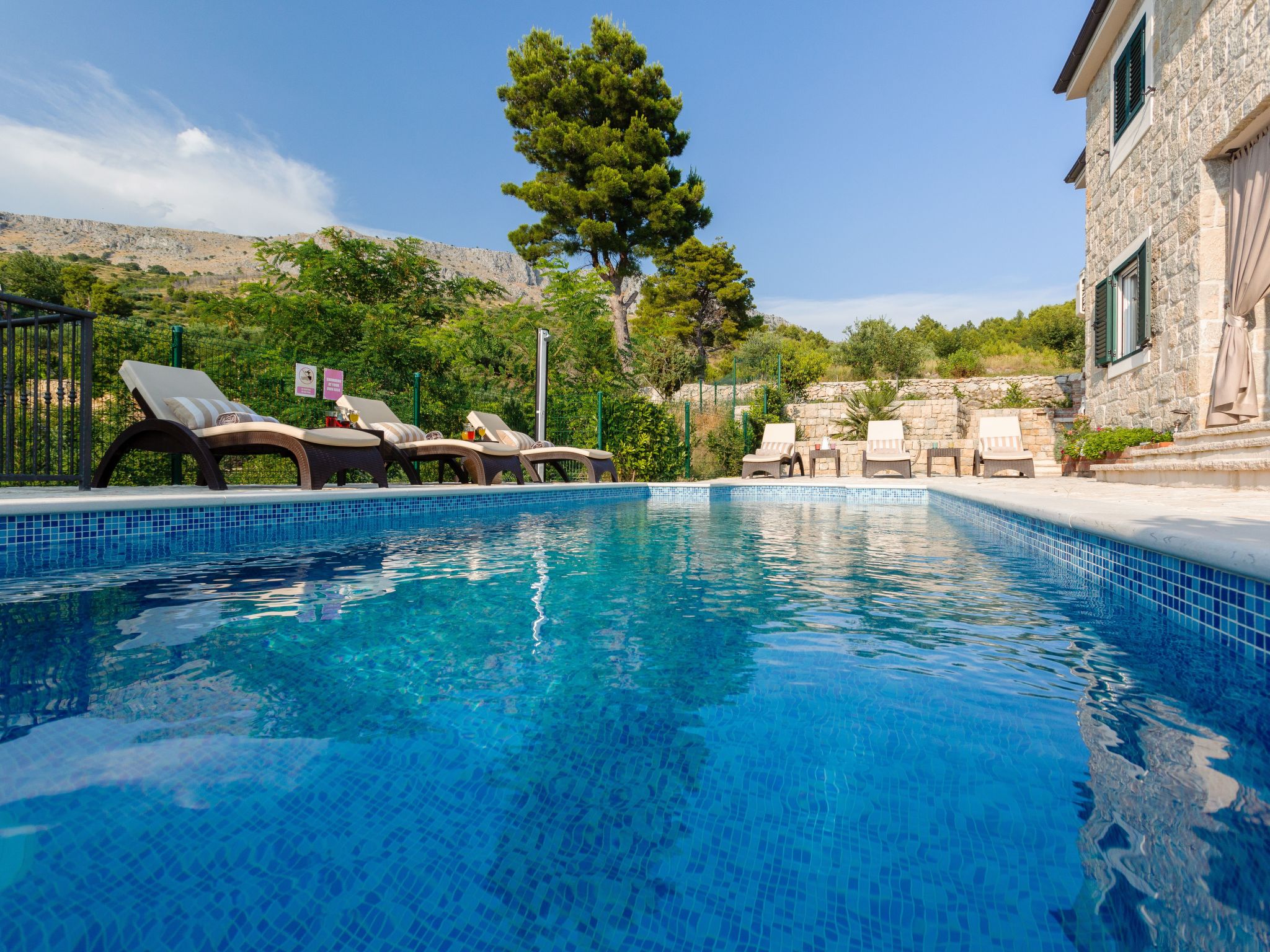 Luxuriöse Steinvilla mit privatem Swimmingpool und herrlichem Meerblick-Drinnen