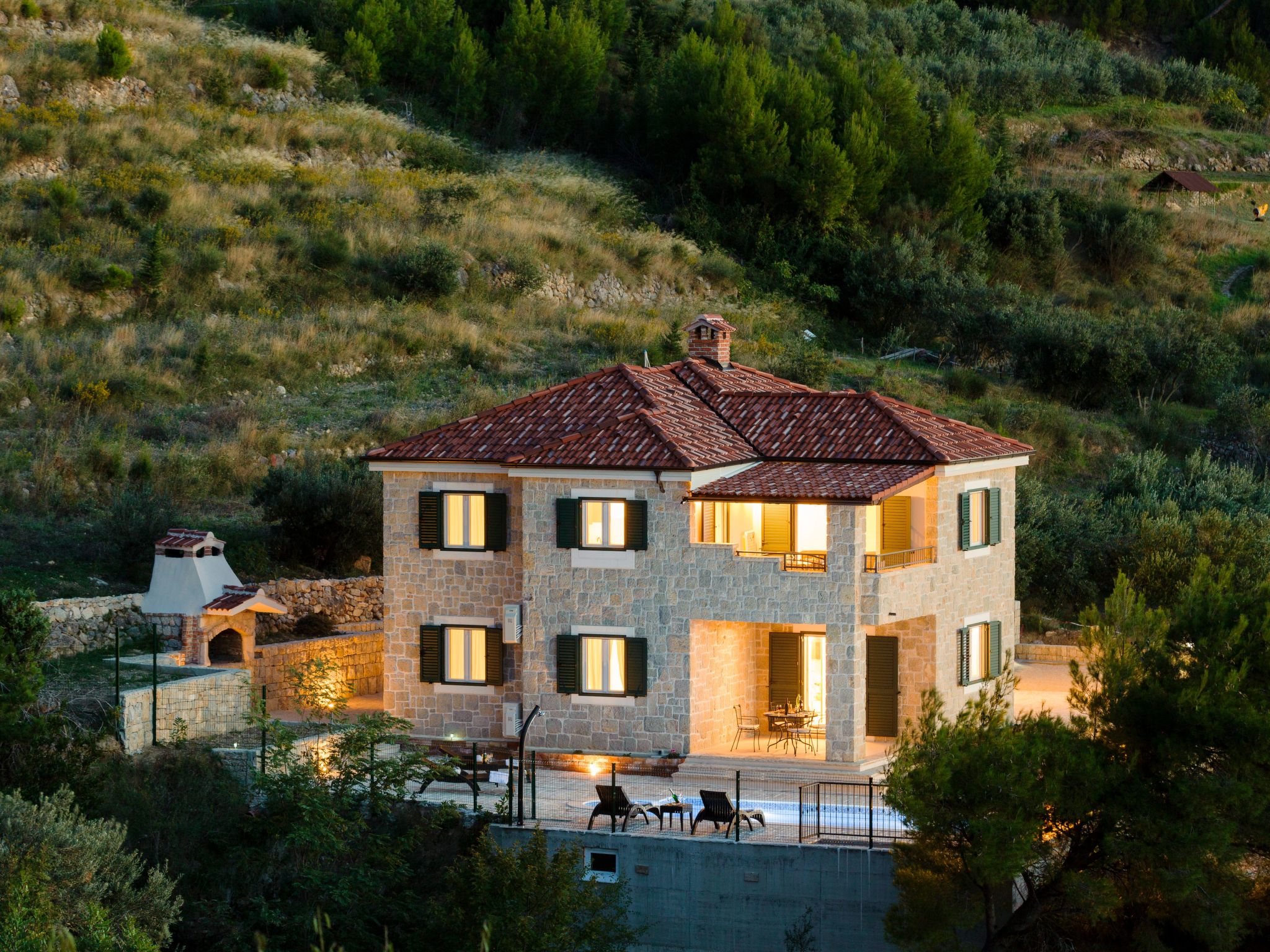 Luxuriöse Steinvilla mit privatem Swimmingpool und herrlichem Meerblick-Drinnen
