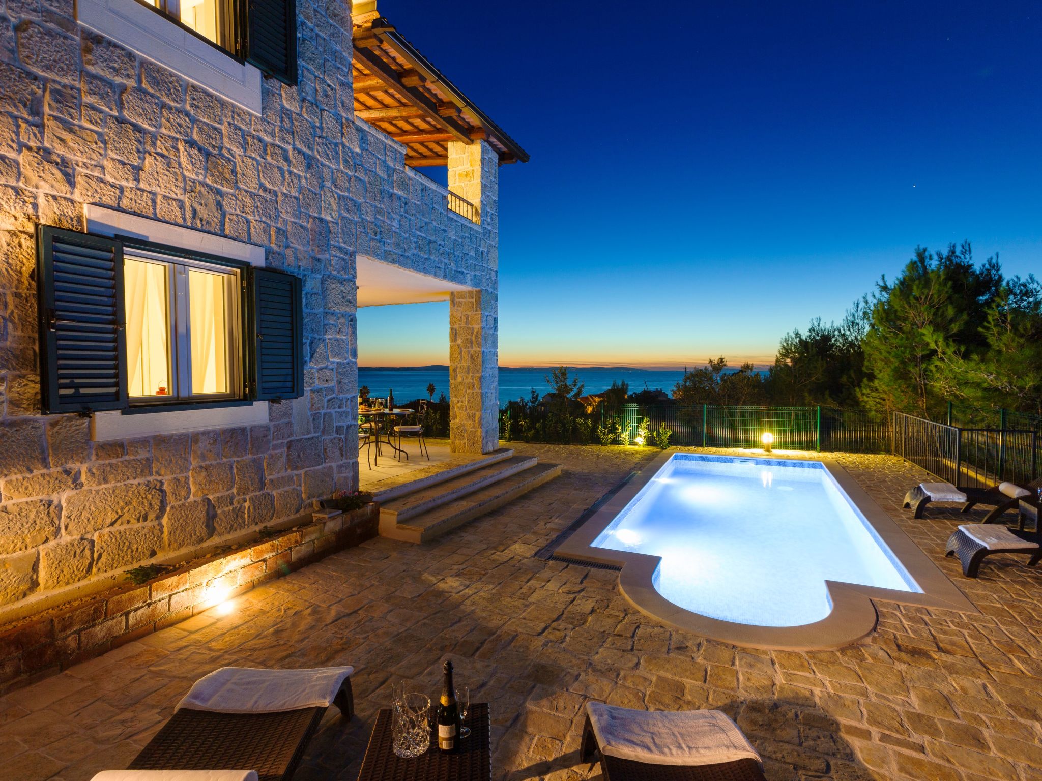 Luxuriöse Steinvilla mit privatem Swimmingpool und herrlichem Meerblick-Drinnen