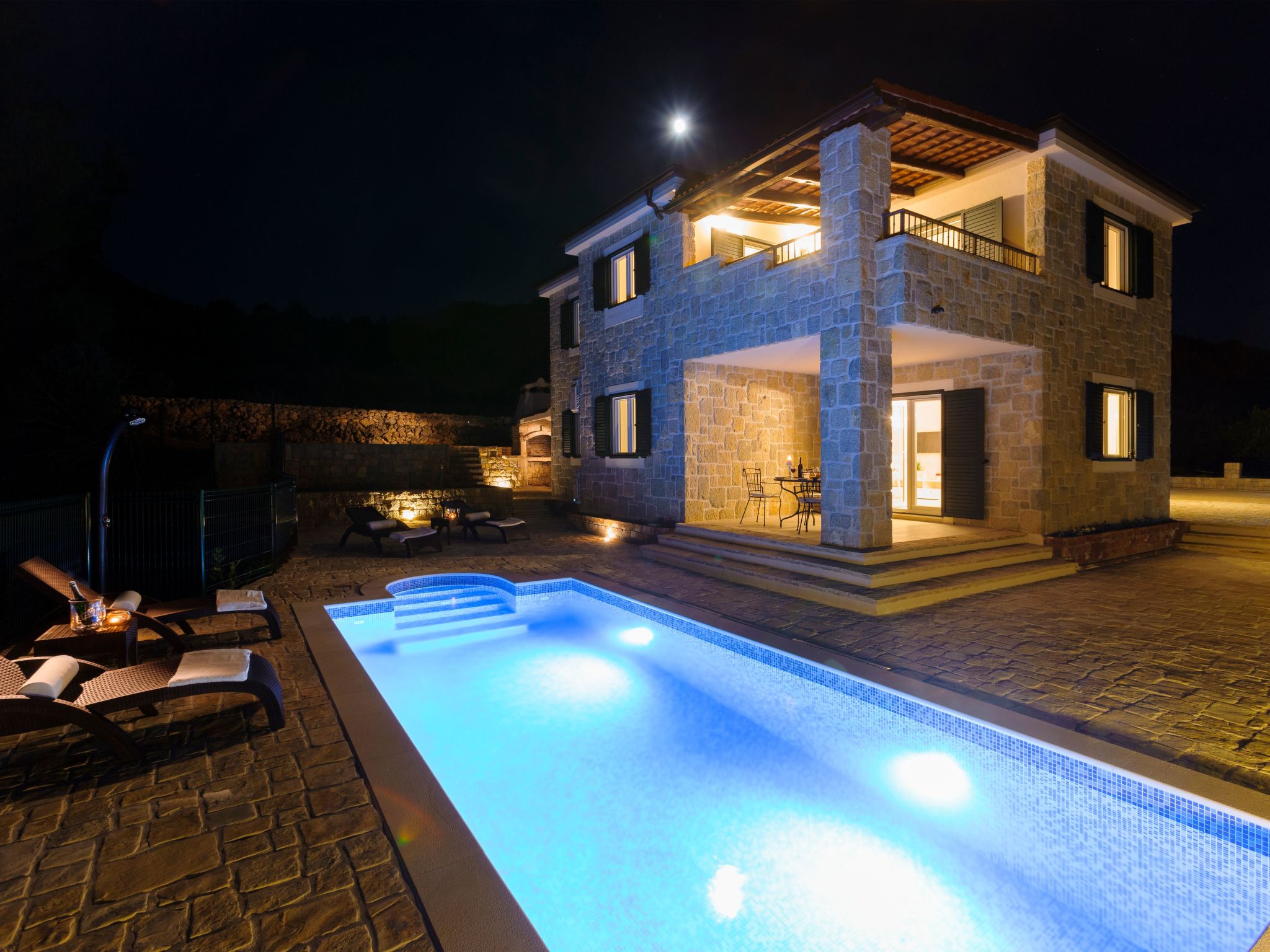 Luxuriöse Steinvilla mit privatem Swimmingpool und herrlichem Meerblick-Drinnen