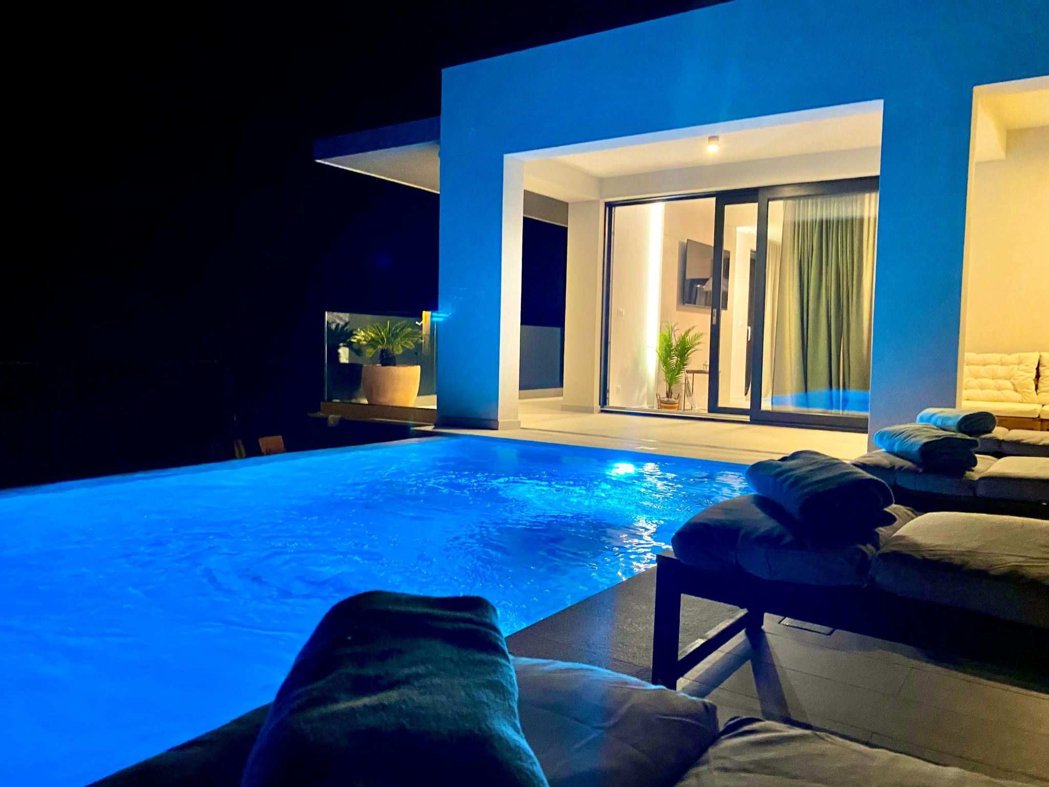 Villa mit beheiztem Infinity-Pool und Massagedüsen-Dedans