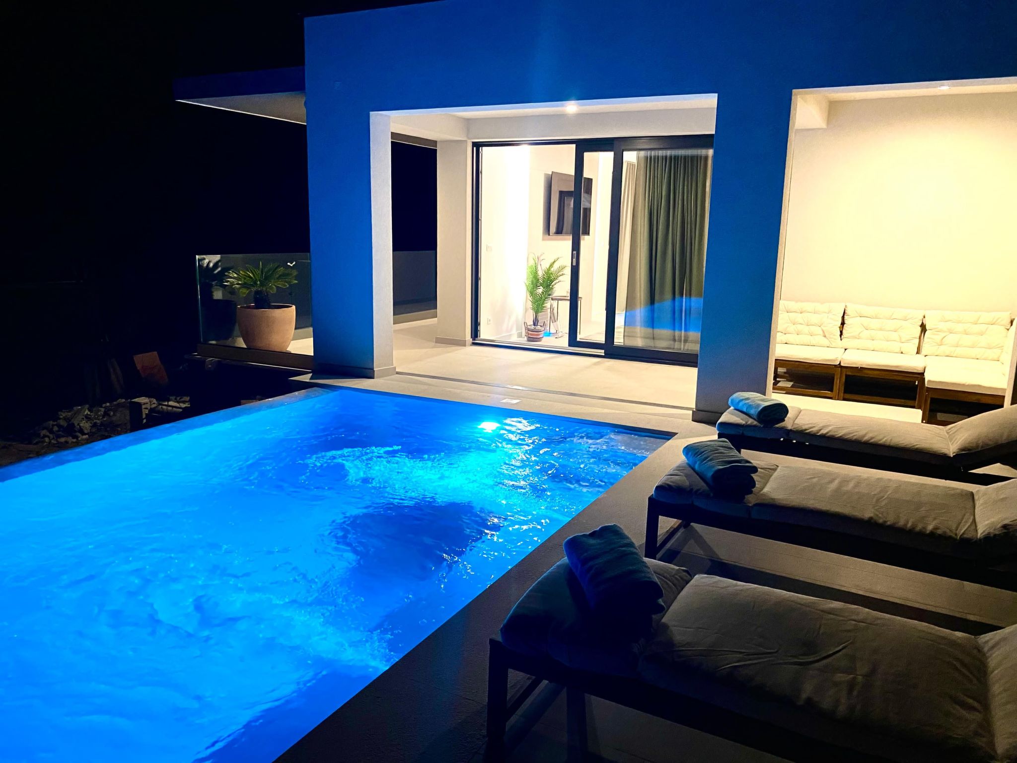 Villa mit beheiztem Infinity-Pool und Massagedüsen-Dedans