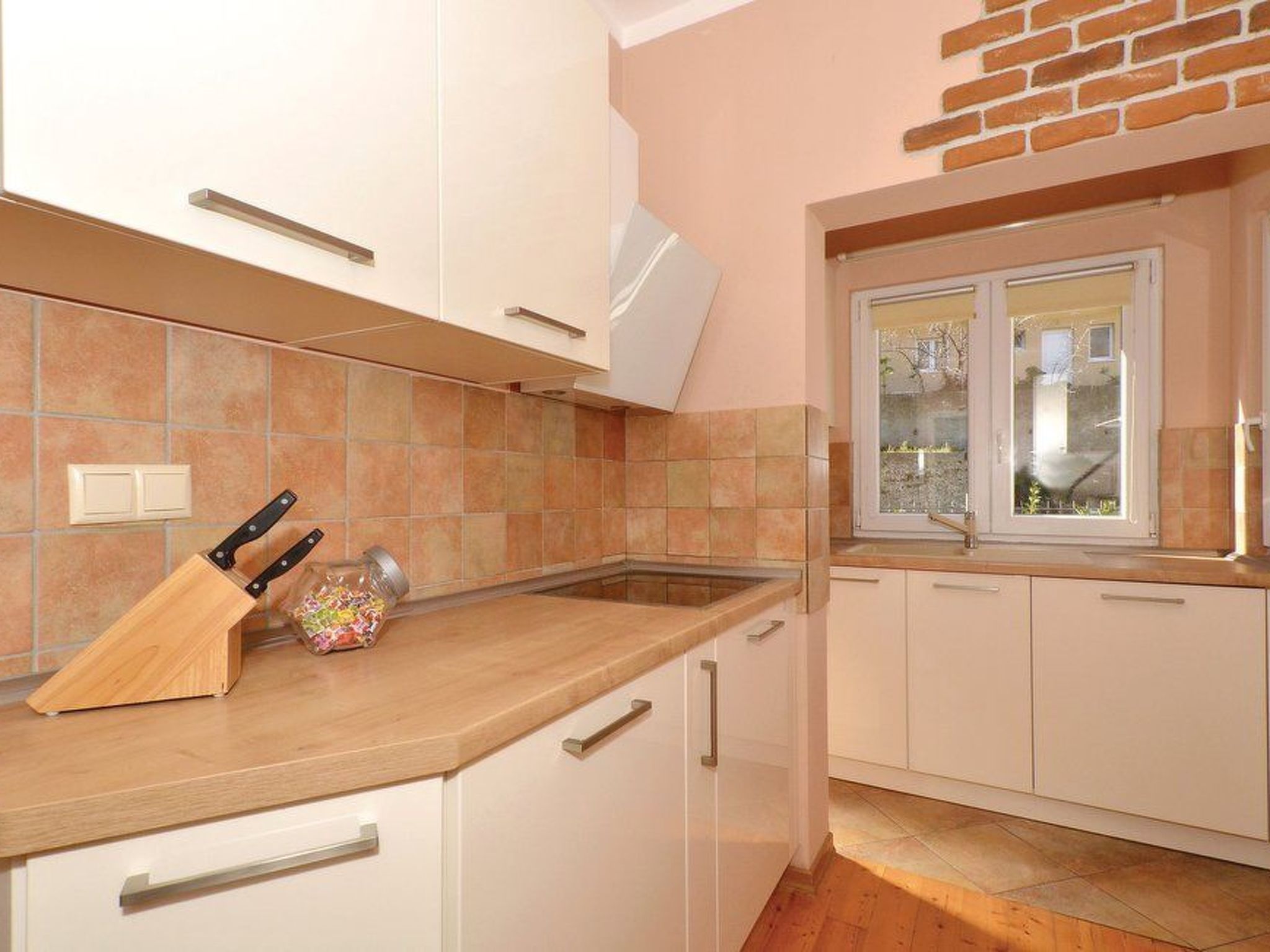 Žrnovnica, Entspannung am Flussufer-Drinnen