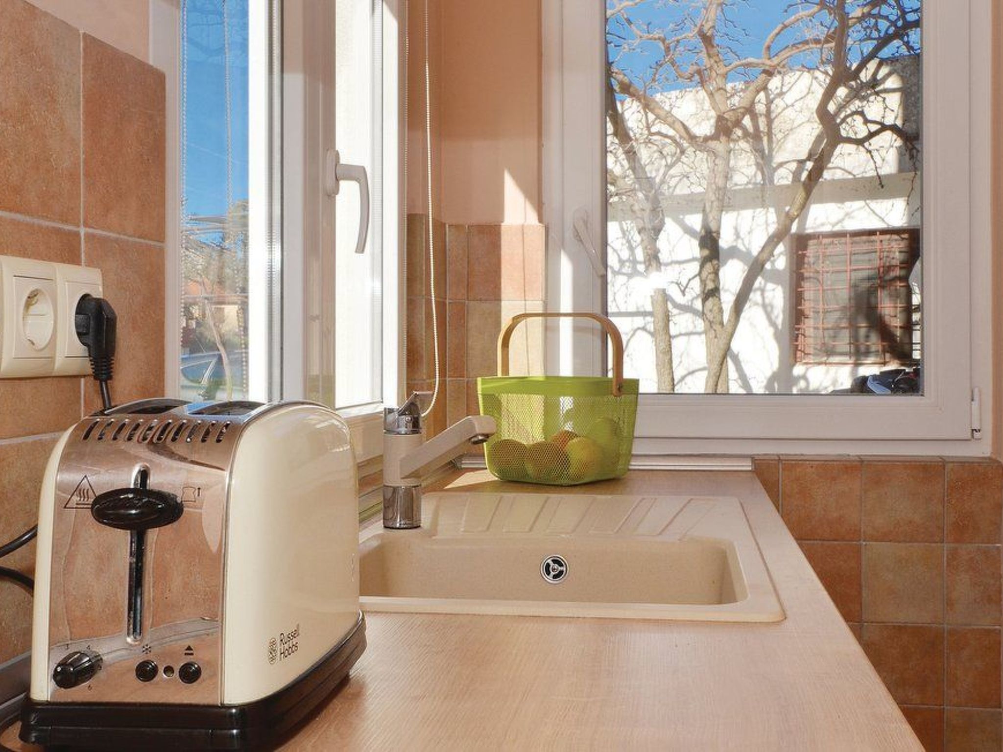 Žrnovnica, Entspannung am Flussufer-Drinnen