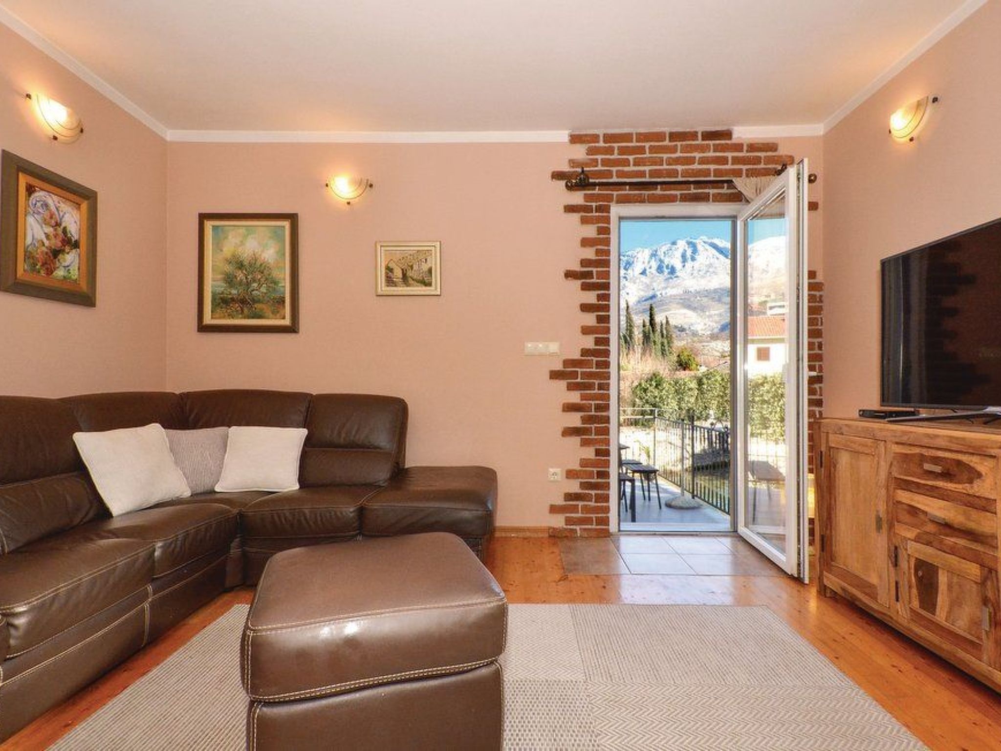 Žrnovnica, Entspannung am Flussufer-Drinnen