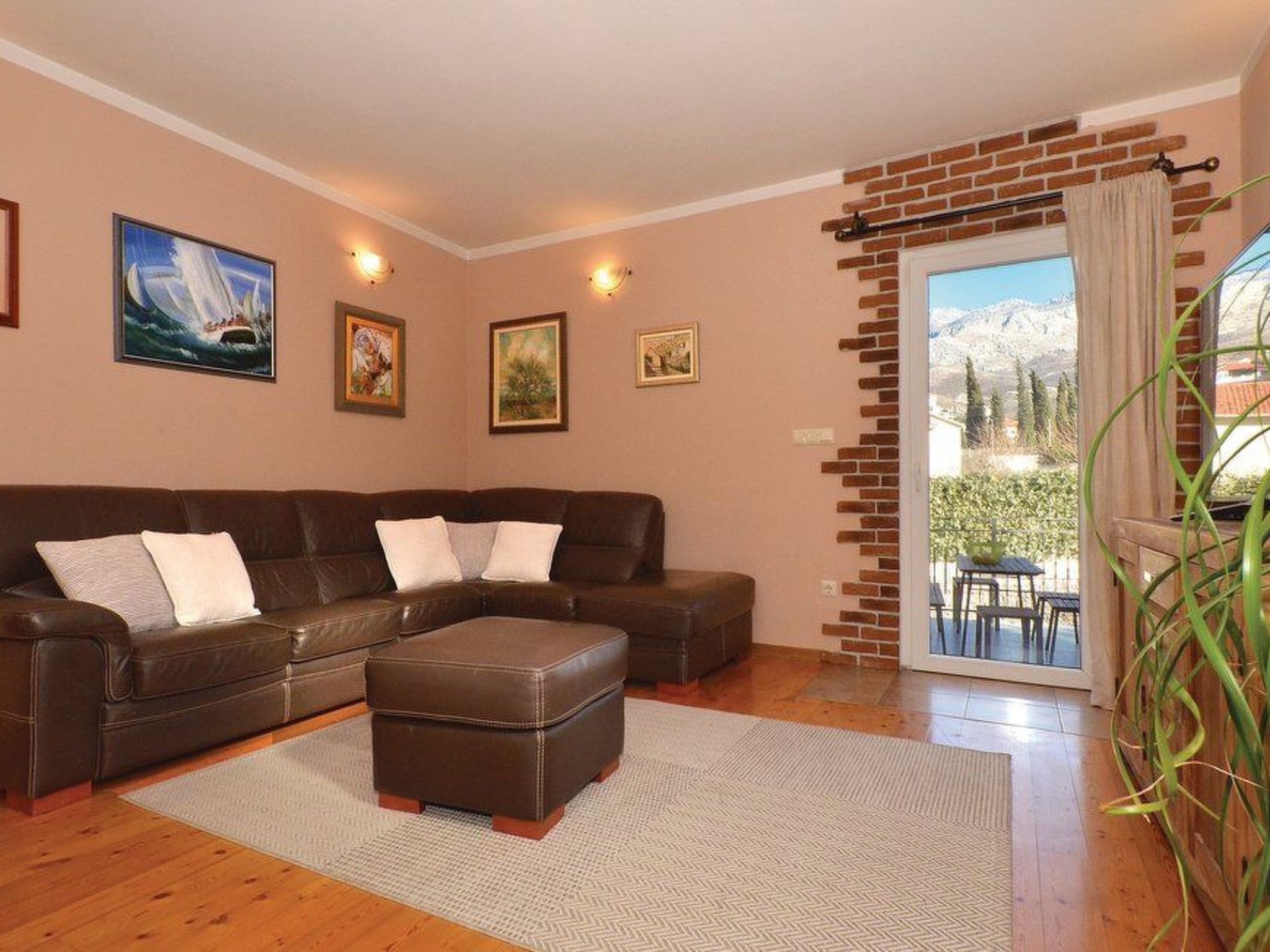 Žrnovnica, Entspannung am Flussufer-Drinnen