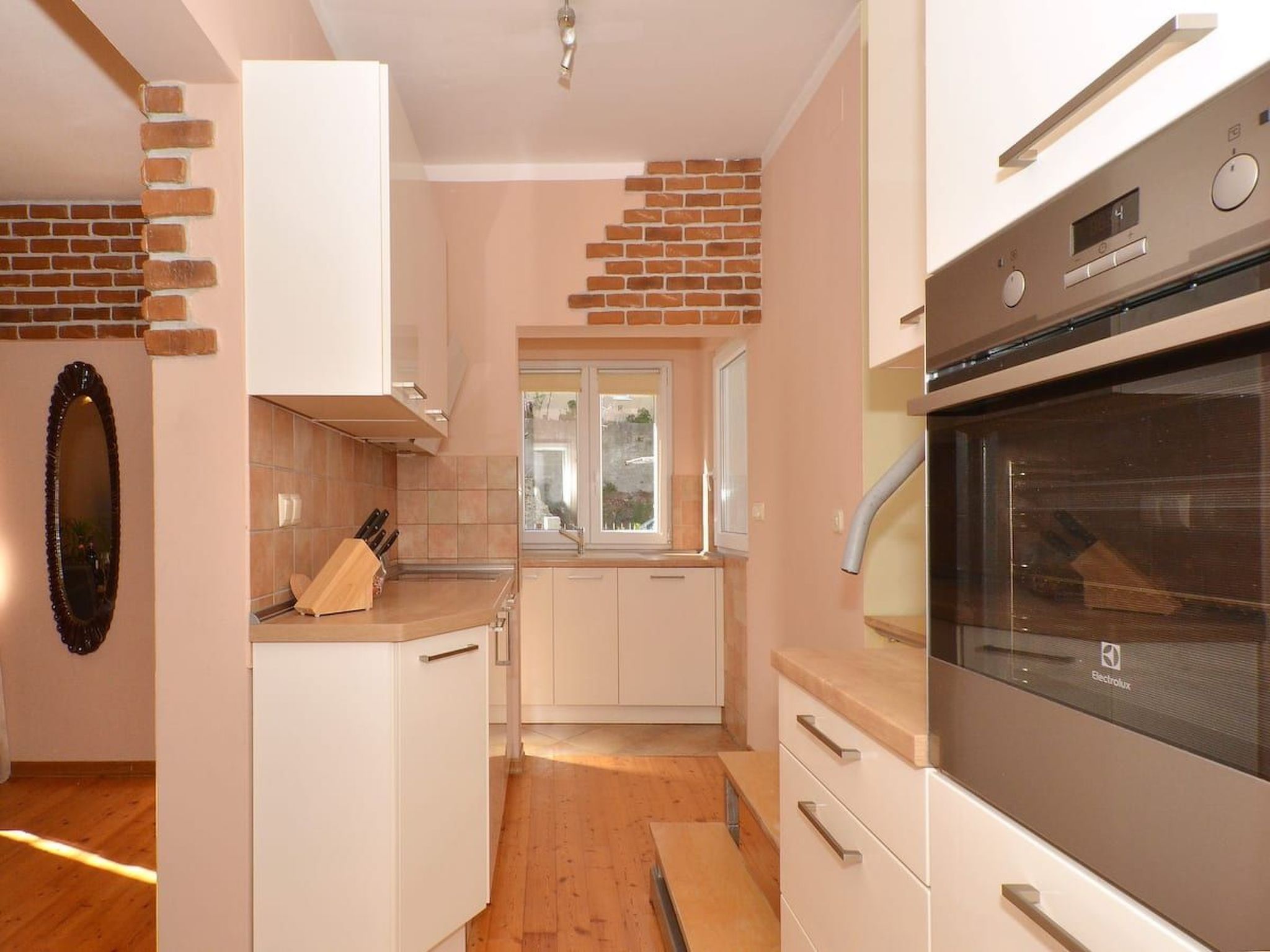 Žrnovnica, Entspannung am Flussufer-Drinnen