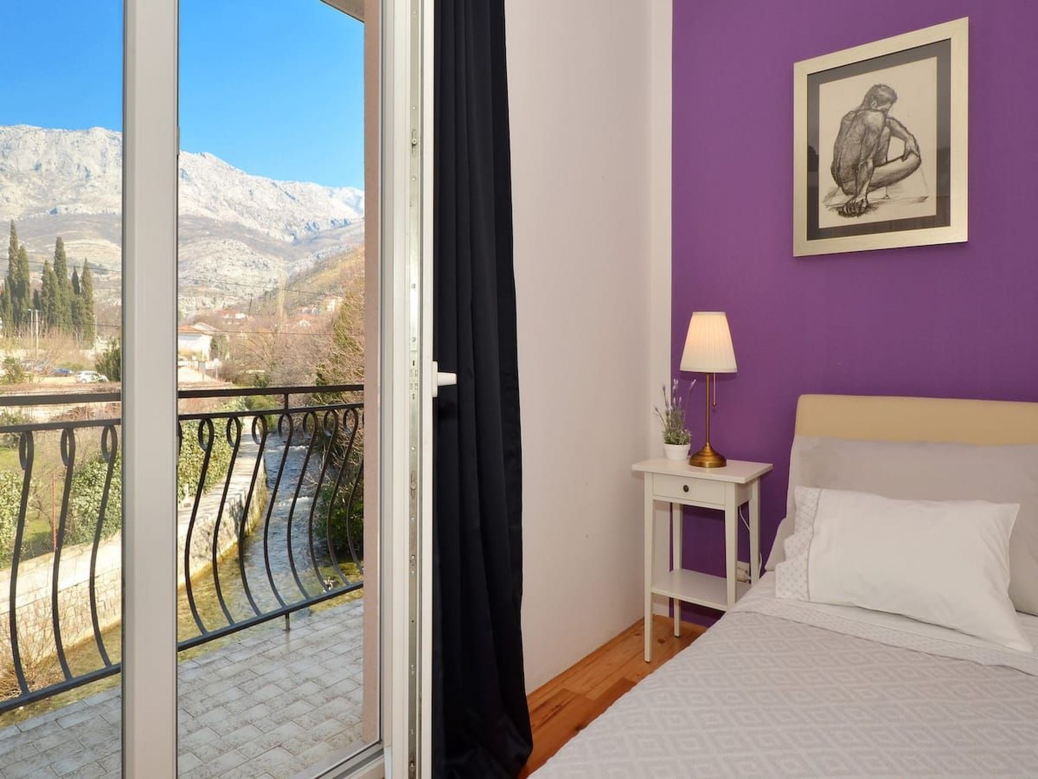 Žrnovnica, Entspannung am Flussufer-Drinnen