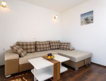 Knus appartement in Dugi Rat met grote terras en gedeeld zwembad, 50m van zee - thumbnail 3