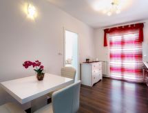 Knus appartement in Dugi Rat met grote terras en gedeeld zwembad, 50m van zee - thumbnail 4