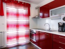 Knus appartement in Dugi Rat met grote terras en gedeeld zwembad, 50m van zee - thumbnail 5
