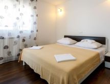 Knus appartement in Dugi Rat met grote terras en gedeeld zwembad, 50m van zee - thumbnail 6