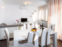Stijlvol appartement in Dugi Rat met ruime privéterras en zeezicht op 50 meter - thumbnail 3