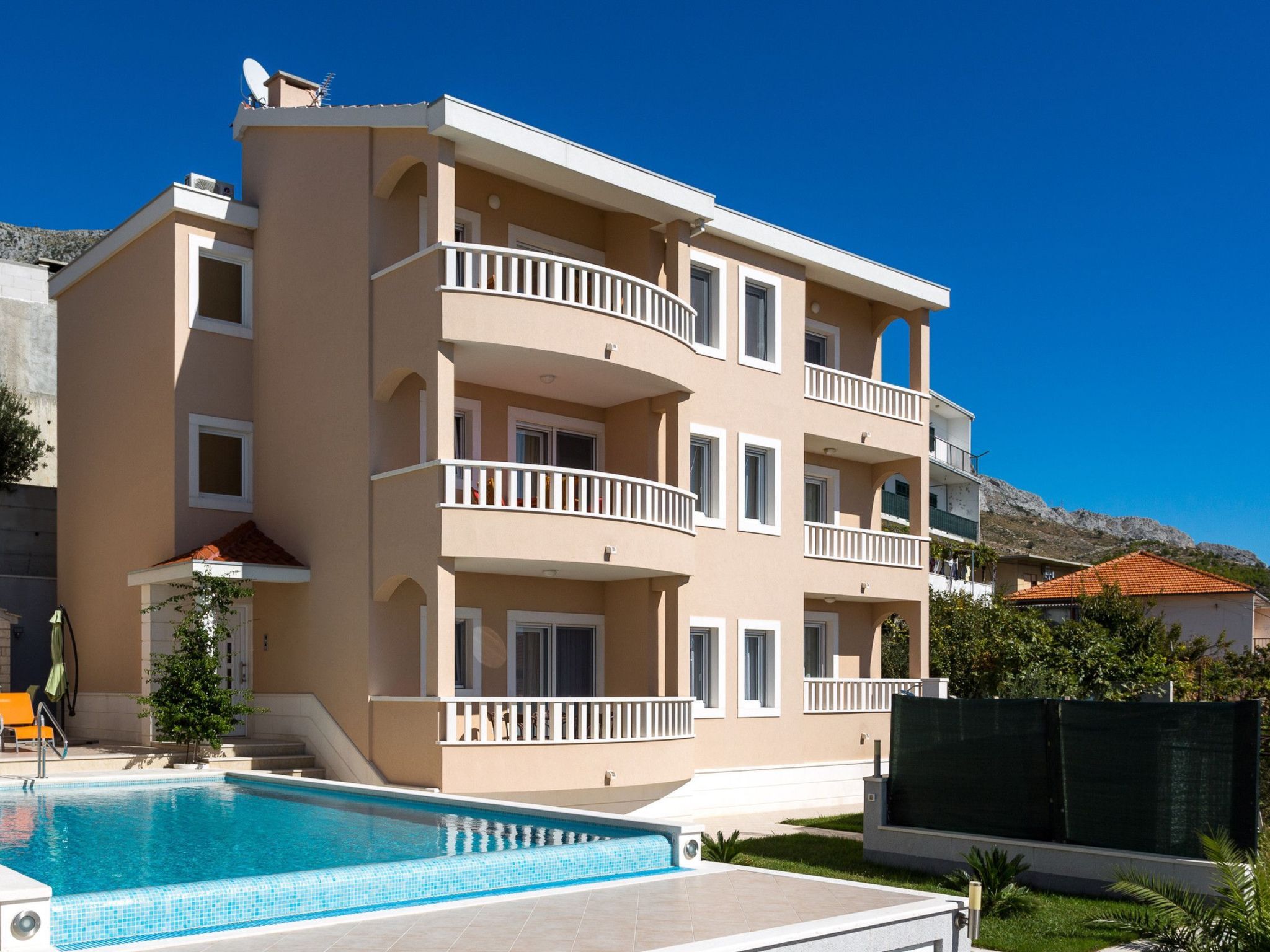 Appartement in Dugi Rat mit Großer Terrasse