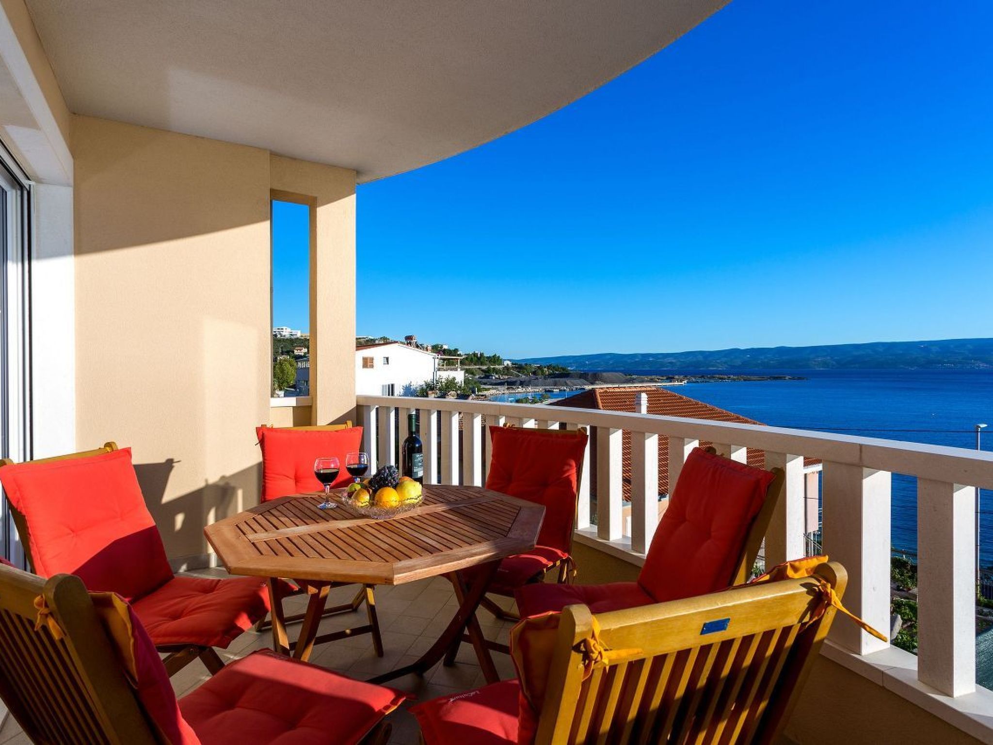 Appartement in Dugi Rat mit Großer Terrasse