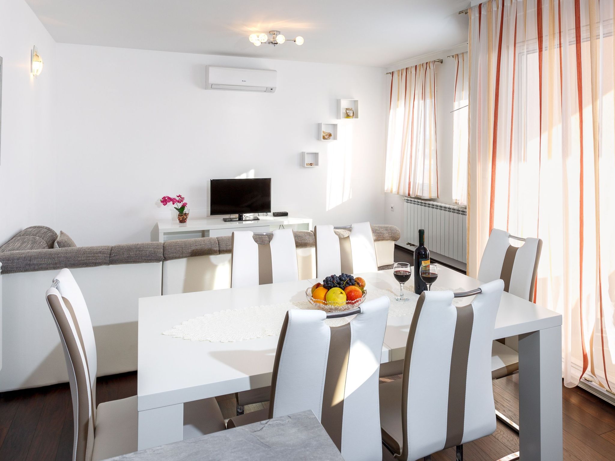 Appartement in Dugi Rat mit Großer Terrasse