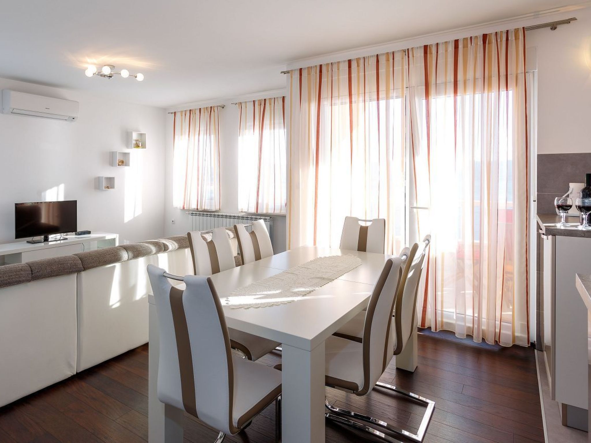 Appartement in Dugi Rat mit Großer Terrasse