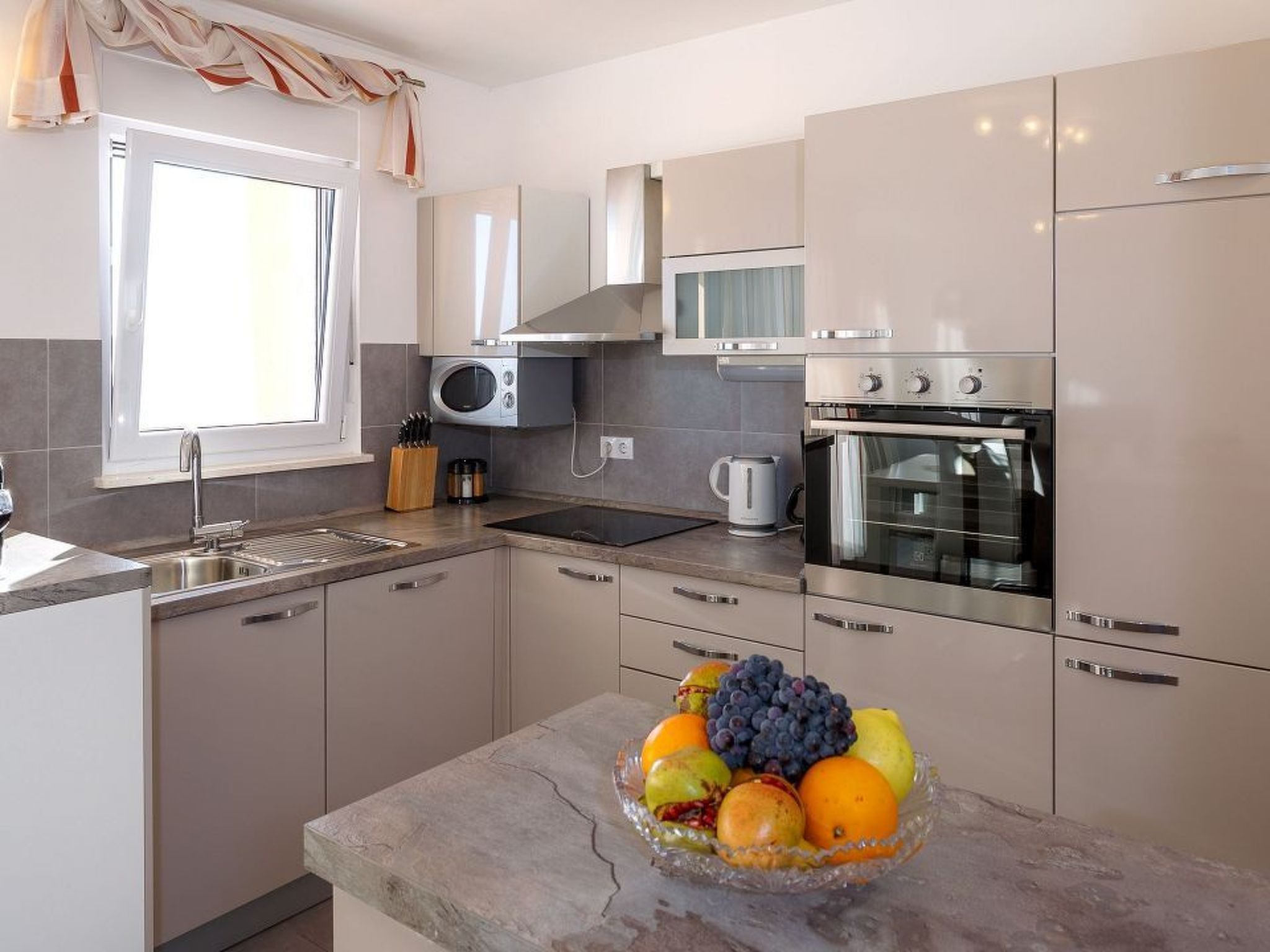 Appartement in Dugi Rat mit Großer Terrasse-Image-tags.info