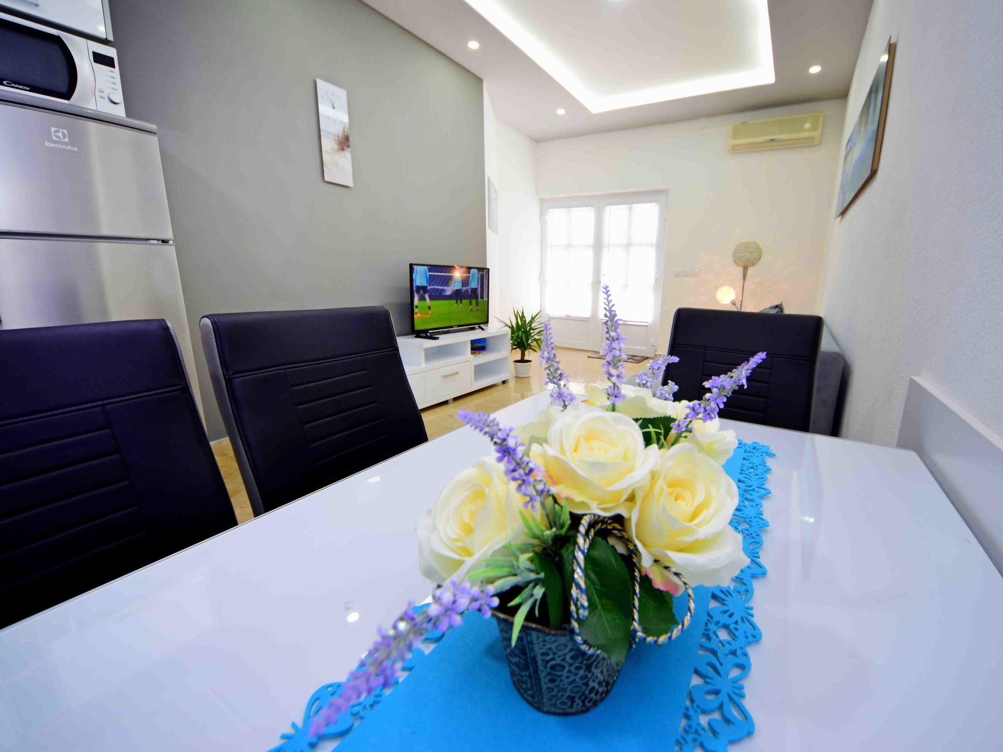 "Niko 2", appartement 2-kamers 45 m2, op de begane grond, op het zuiden gelegen. Woon-/eetkamer met 1 2-pers divanbed (160 cm, lengte 200 cm), TV (Flatscreen TV), air-conditioning. 1 kamer met 1 2-per..