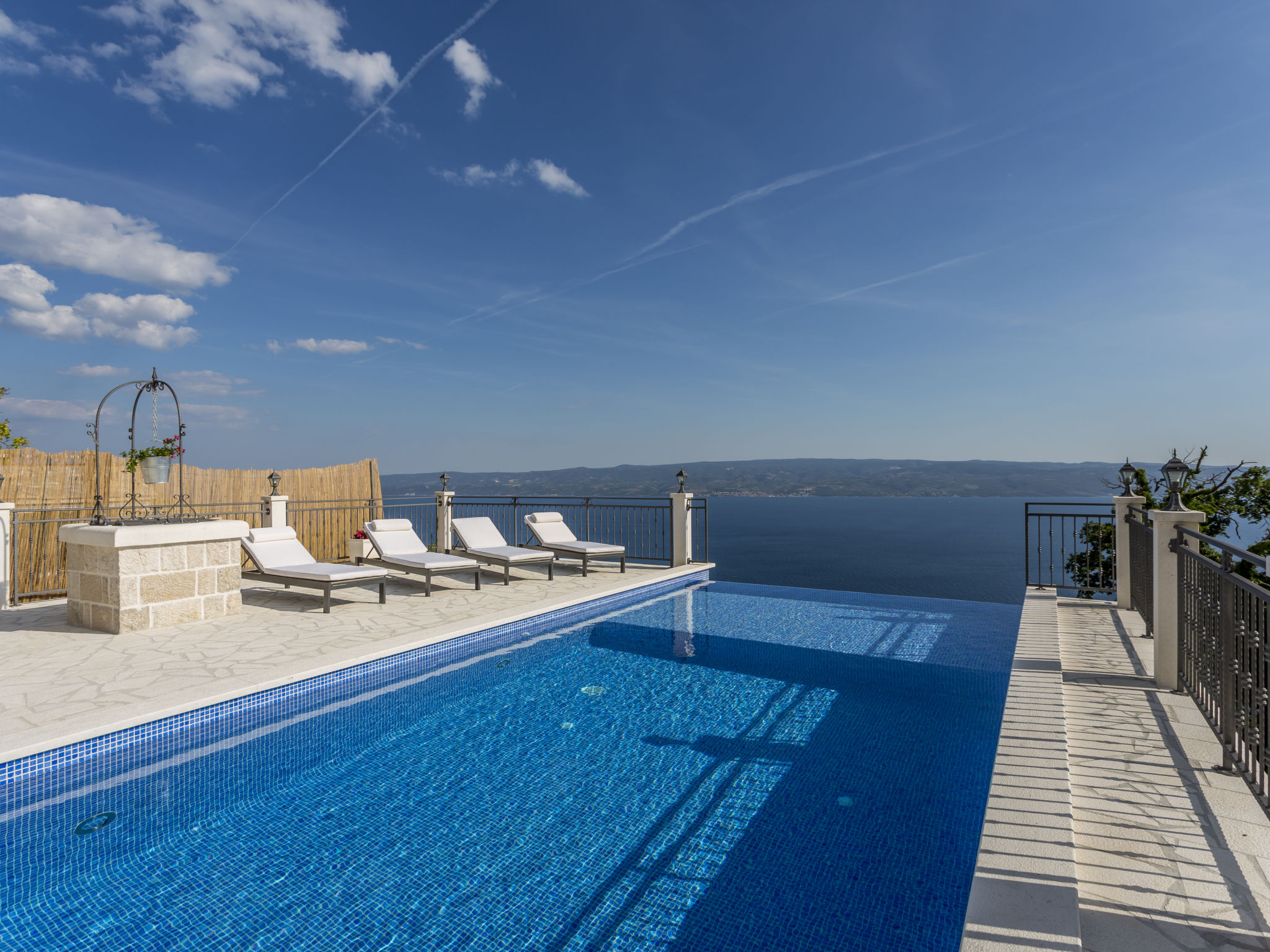 Villa Nareste: Gerenoveerde zeezichtvilla met verwarmd zwembad in Omiš - foto 2