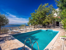 Villa Jolie Amazing Stone: Ruim vakantiehuis met zwembad en zeezicht bij Omiš - thumbnail 1
