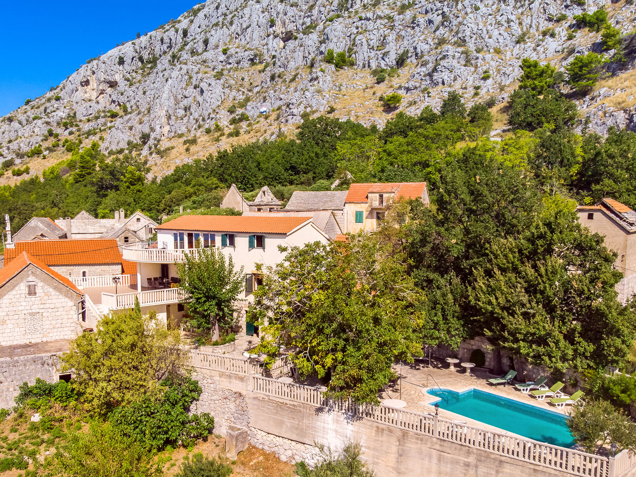 Villa Jolie Amazing Stone: Ruim vakantiehuis met zwembad en zeezicht bij Omiš - foto 2