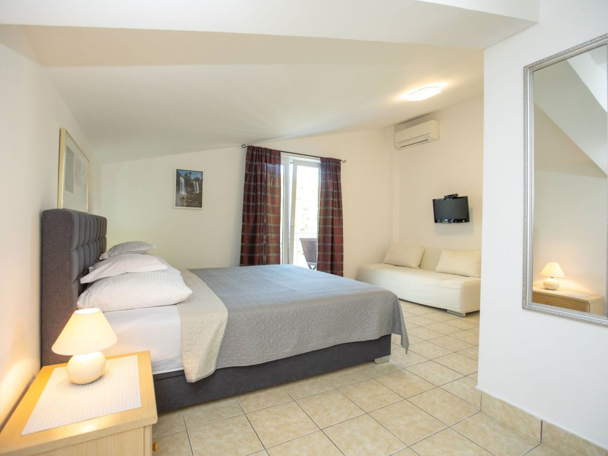 Schöne Wohnung in Duće mit Großem Balkon-Image-tags.info