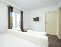 Zonnig appartement met grote balkon dichtbij zee in Duće - thumbnail 5