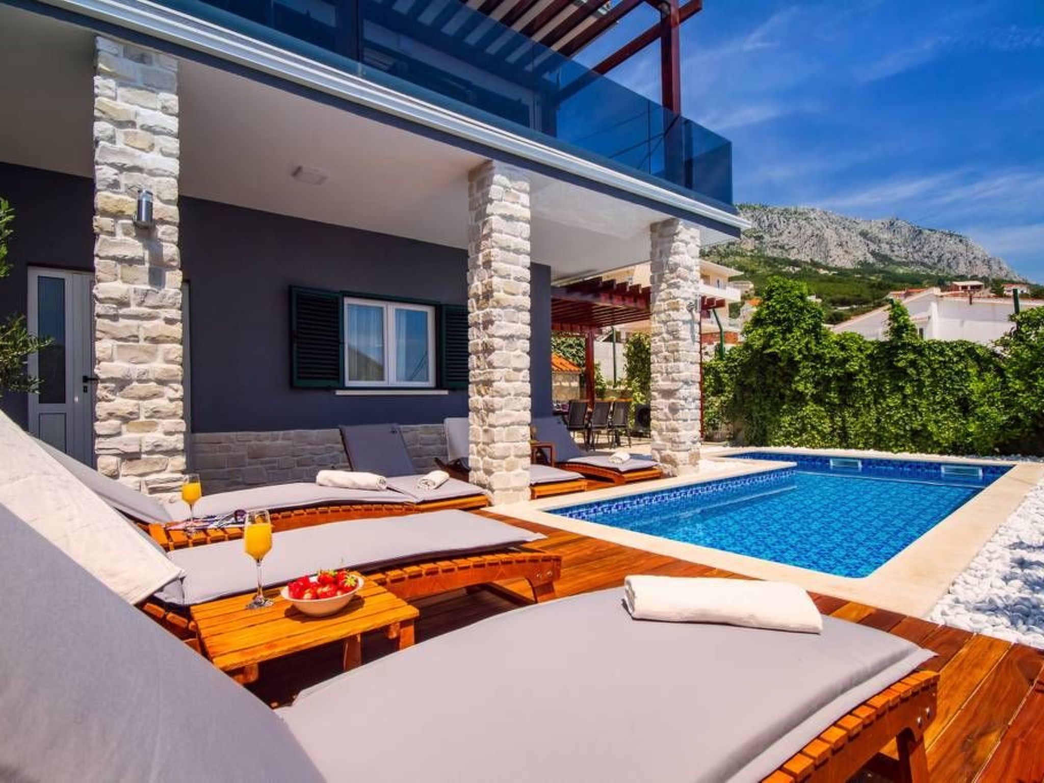 Haus in Stanići mit grünem Garten-Image-tags.info