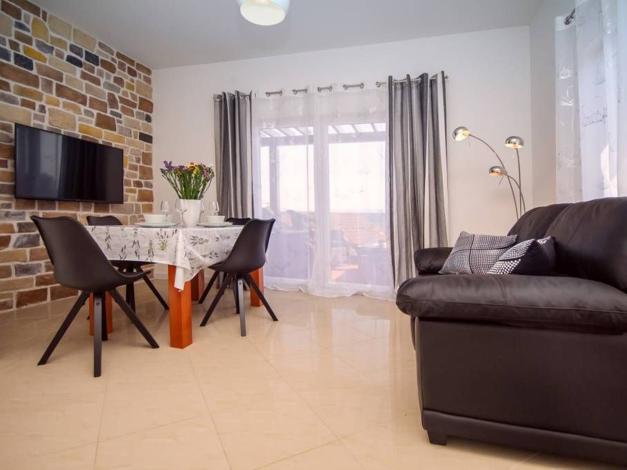 Haus in Stanići mit grünem Garten-Image-tags.info