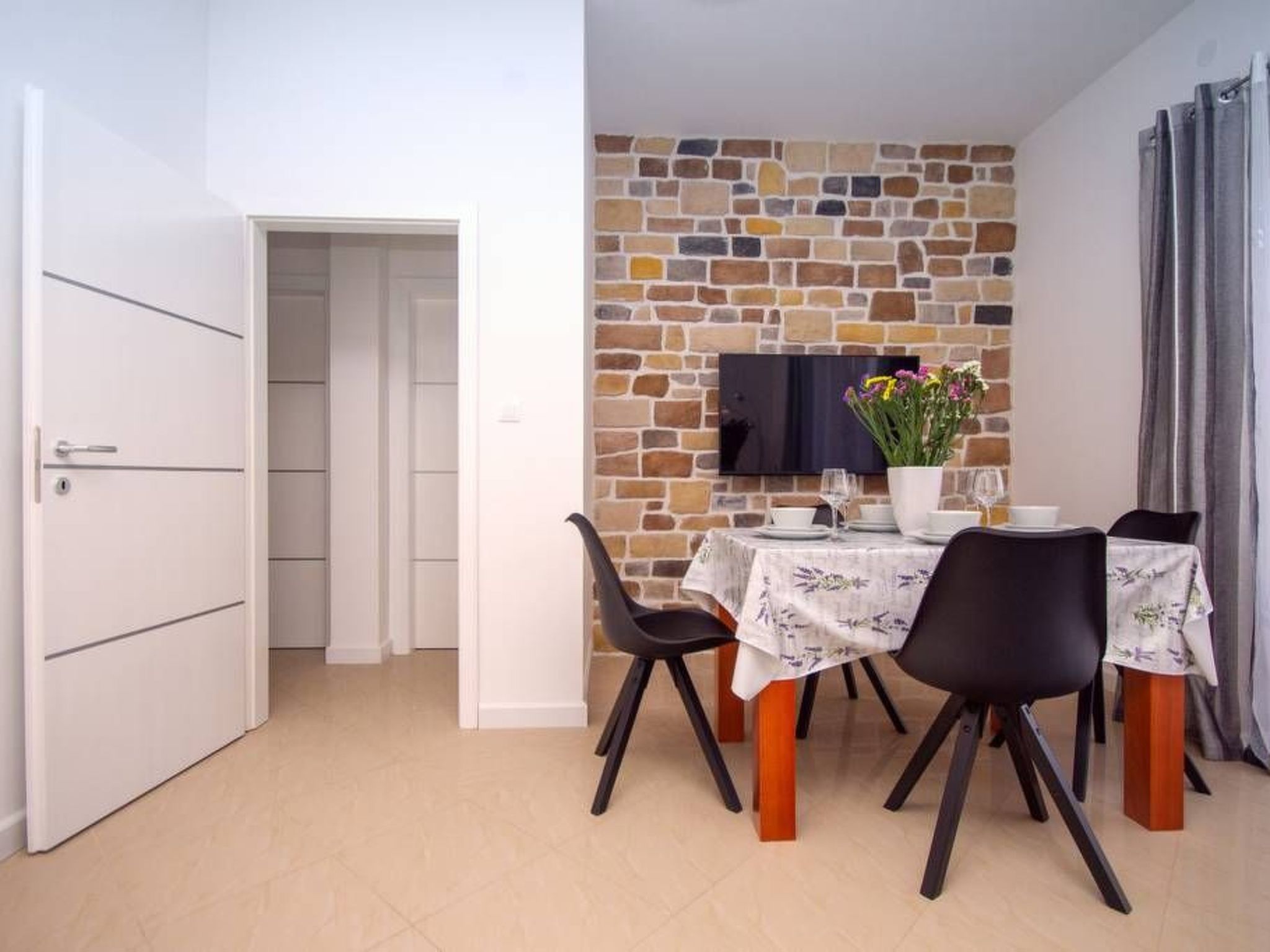 Haus in Stanići mit grünem Garten-Image-tags.info