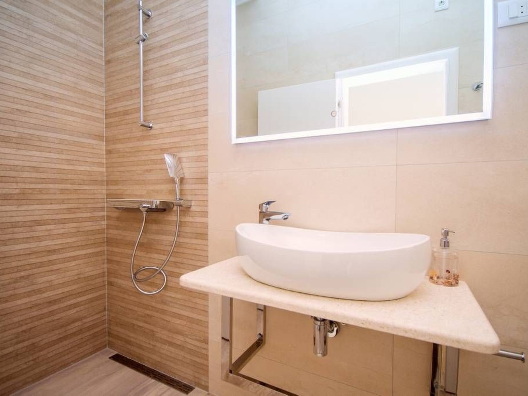 Haus in Stanići mit grünem Garten-Image-tags.info