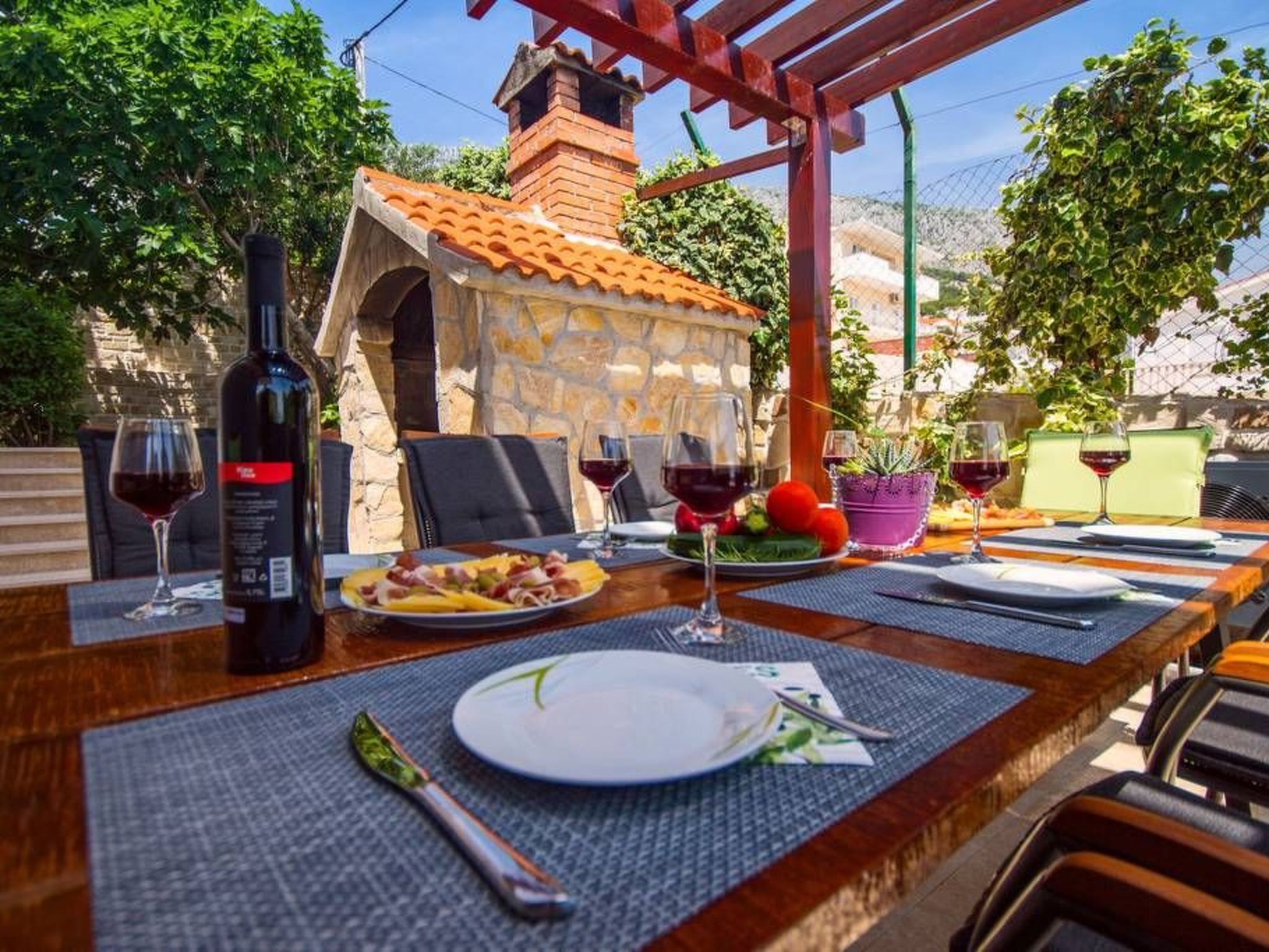 Haus in Stanići mit grünem Garten-Image-tags.info