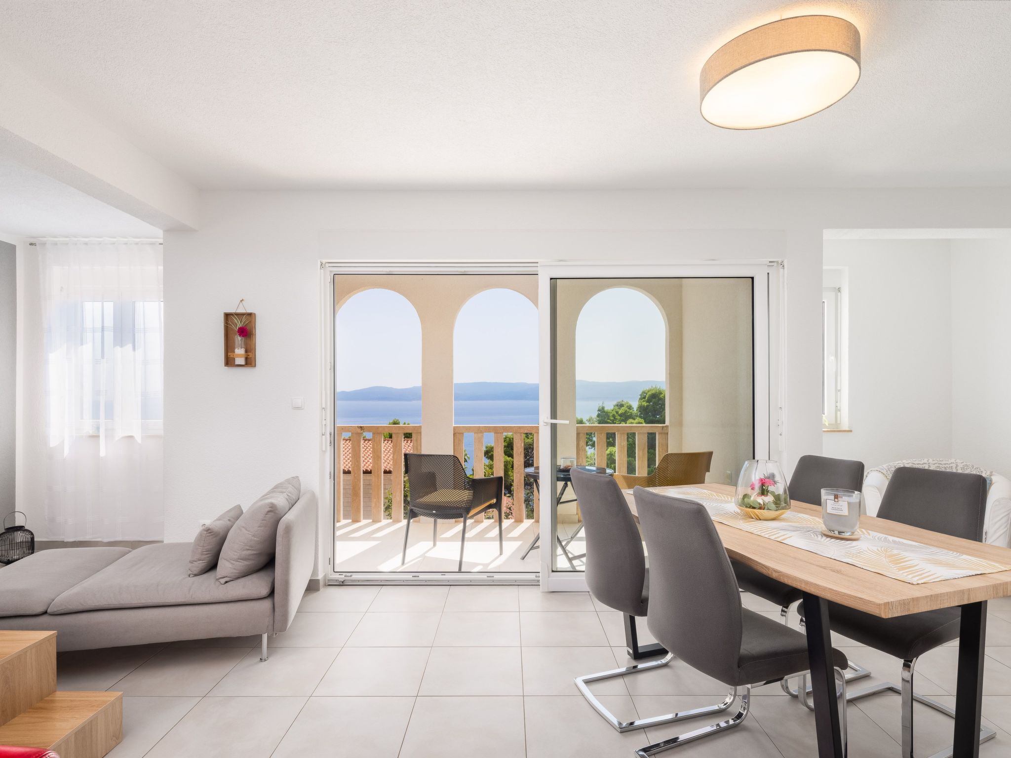 Moderne, helle Ferienwohnung mit Meerblick