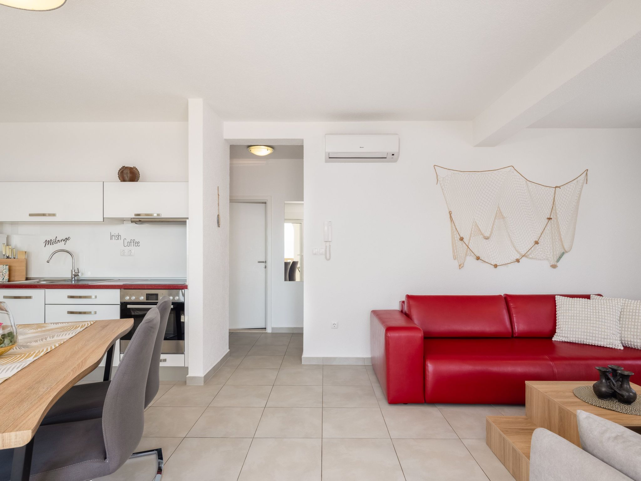 Moderne, helle Ferienwohnung mit Meerblick-Inside