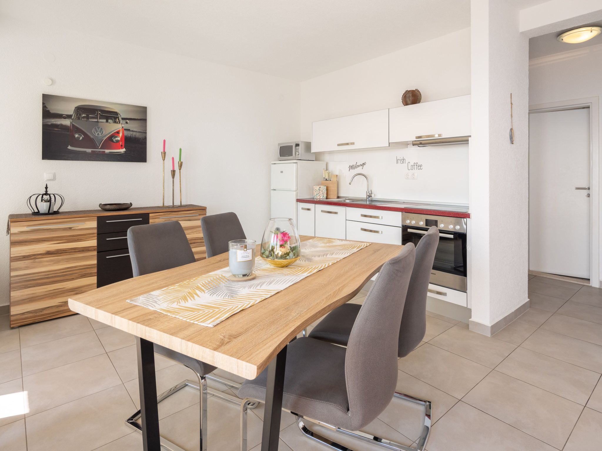 Moderne, helle Ferienwohnung mit Meerblick-Inside