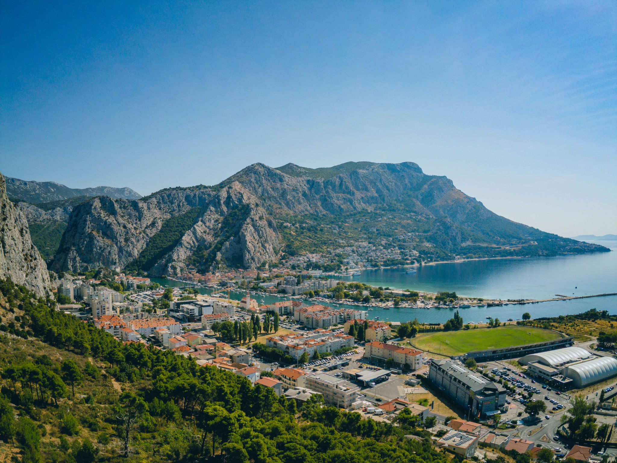 Moderne Ferienwohnung in Omiš mit Terrasse und Garten-Environnement