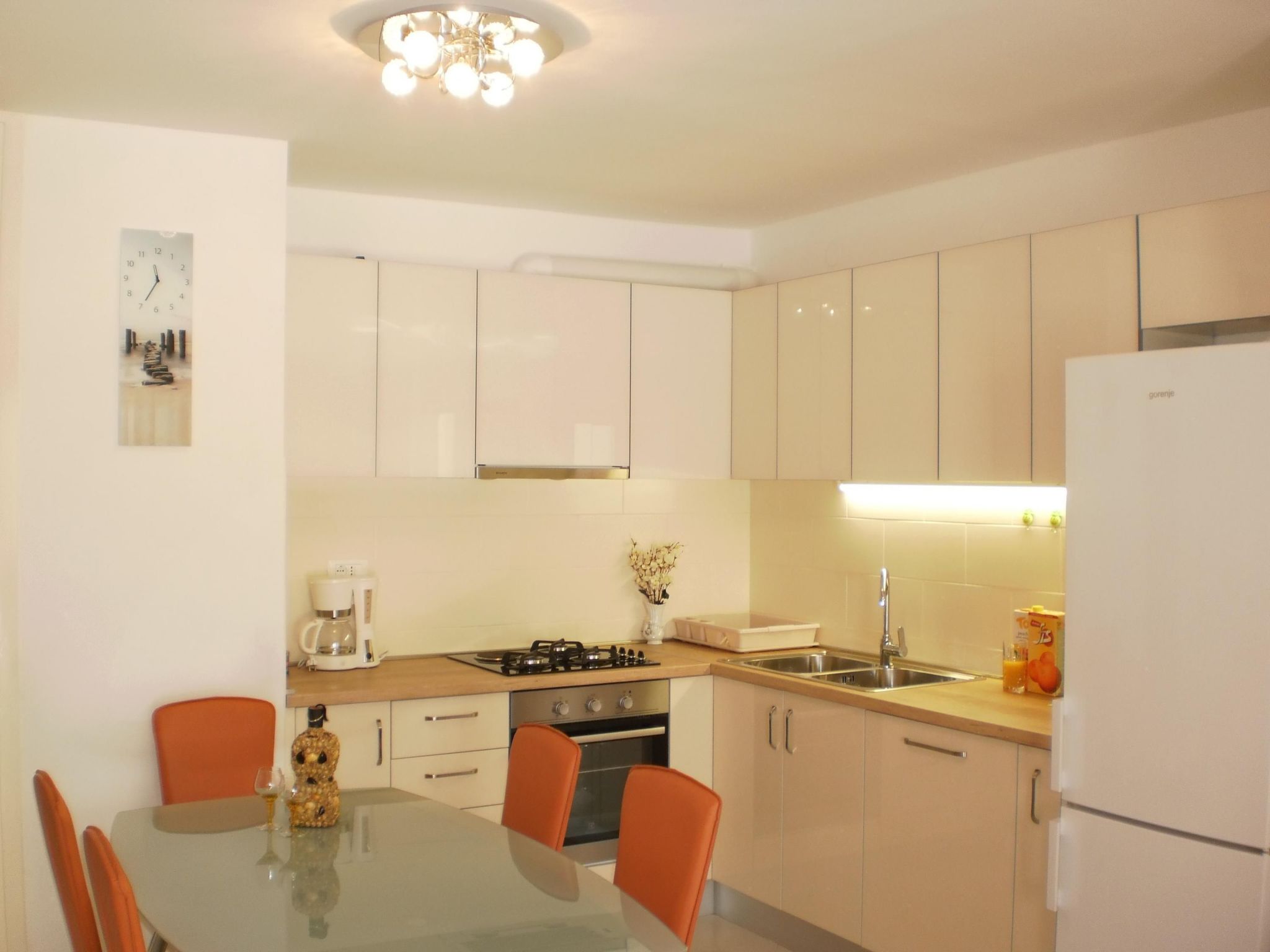 Moderne Ferienwohnung in Omiš mit Terrasse und Garten-Dedans