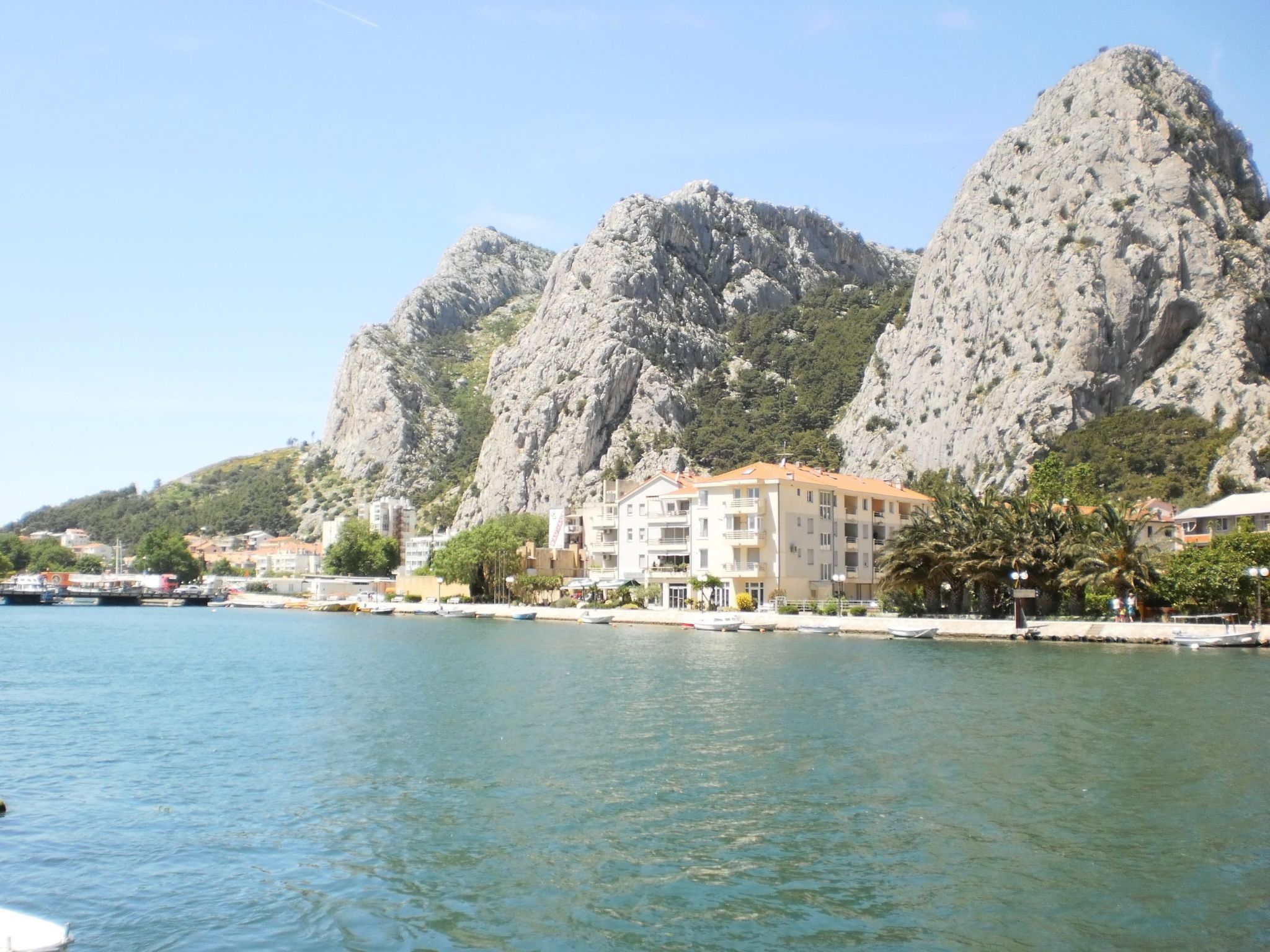 Moderne Ferienwohnung in Omiš mit Terrasse und Garten-Dedans